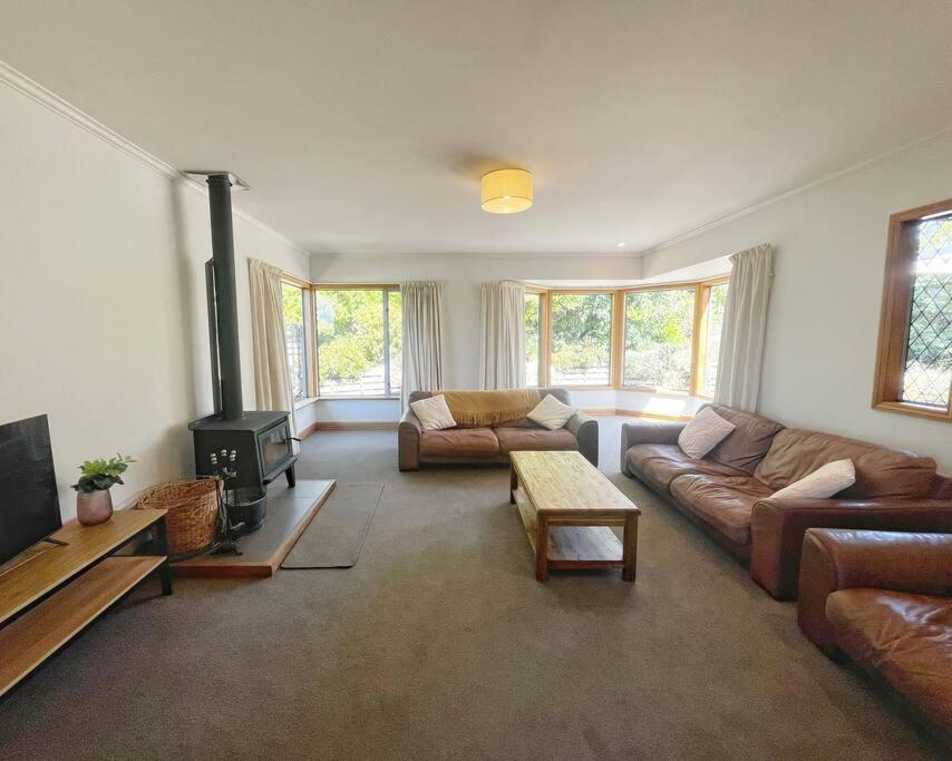 Wanaka close to town with large Outdoor living space Sleeps 9