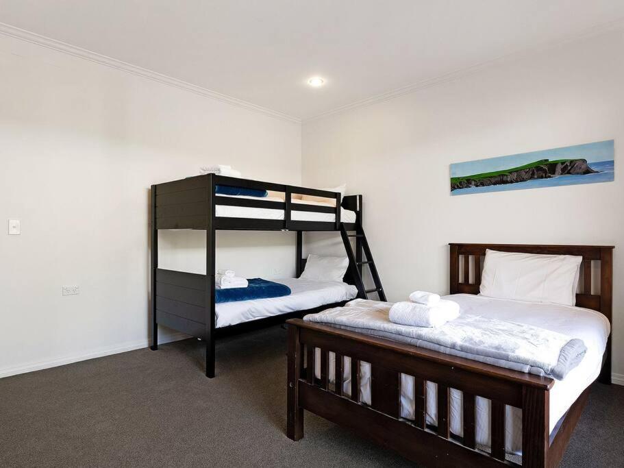 Wanaka close to town with large Outdoor living space Sleeps 9