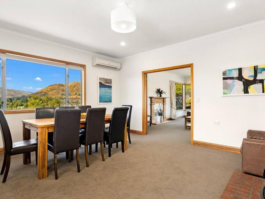 Wanaka close to town with large Outdoor living space Sleeps 9