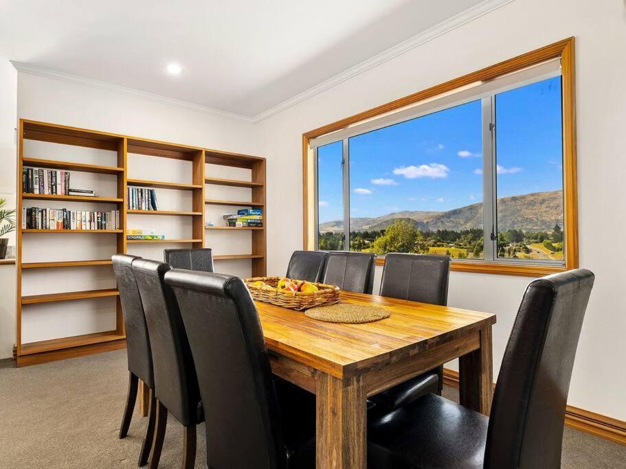 Wanaka close to town with large Outdoor living space Sleeps 9