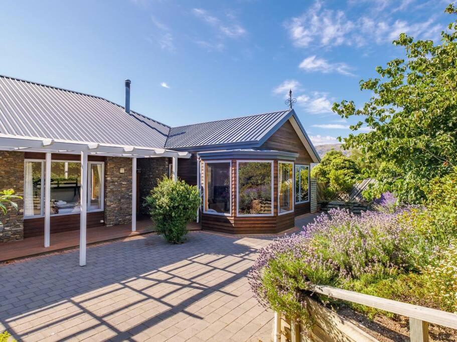 Wanaka close to town with large Outdoor living space Sleeps 9