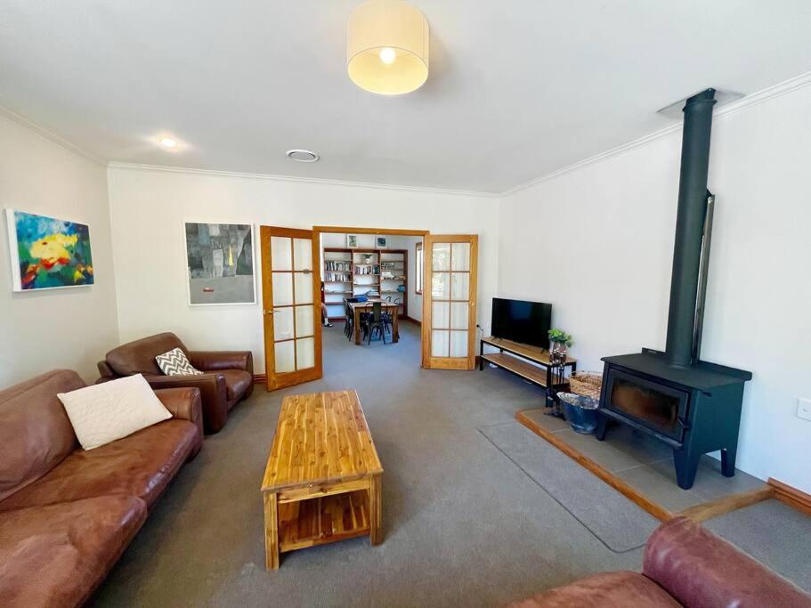 Wanaka close to town with large Outdoor living space Sleeps 9