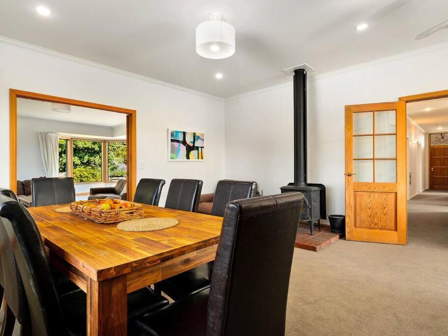Wanaka close to town with large Outdoor living space Sleeps 9