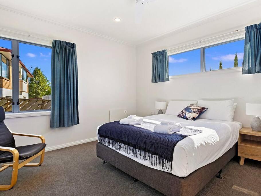 Wanaka close to town with large Outdoor living space Sleeps 9