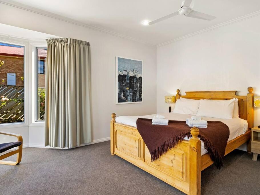 Wanaka close to town with large Outdoor living space Sleeps 9