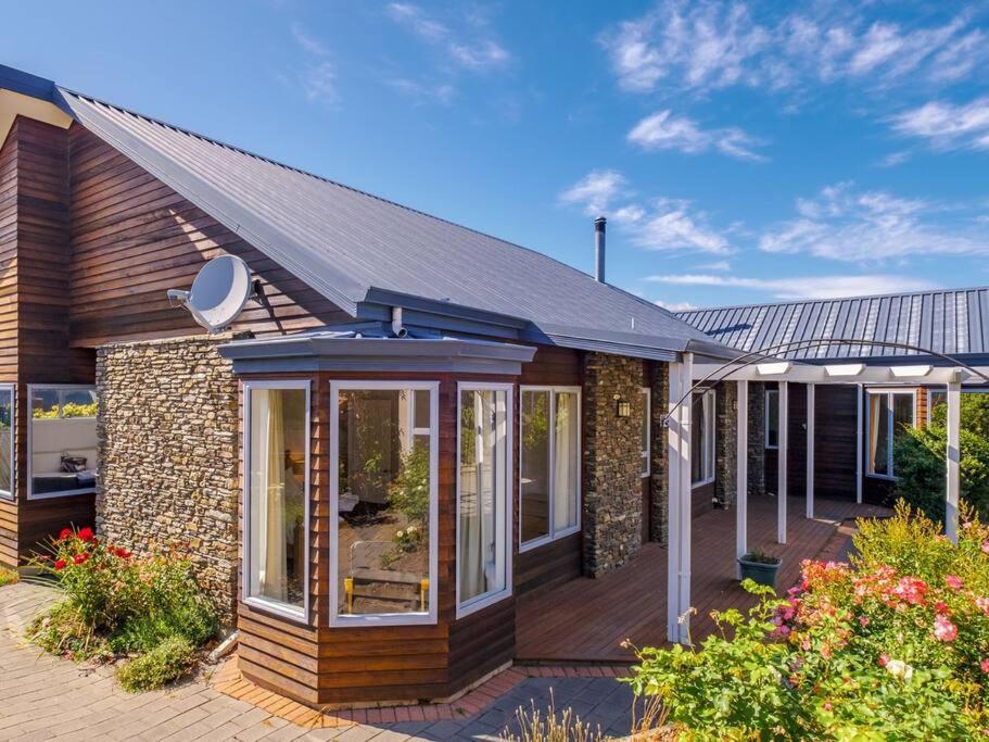 Wanaka close to town with large Outdoor living space Sleeps 9