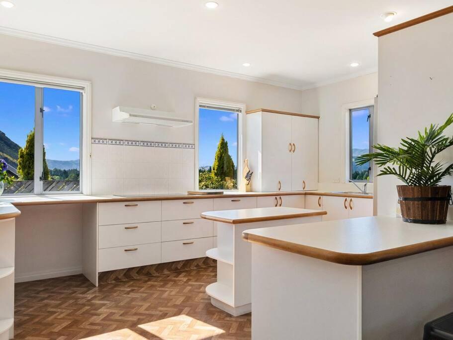 Wanaka close to town with large Outdoor living space Sleeps 9
