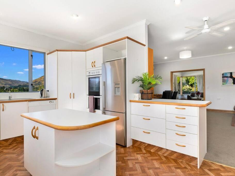 Wanaka close to town with large Outdoor living space Sleeps 9