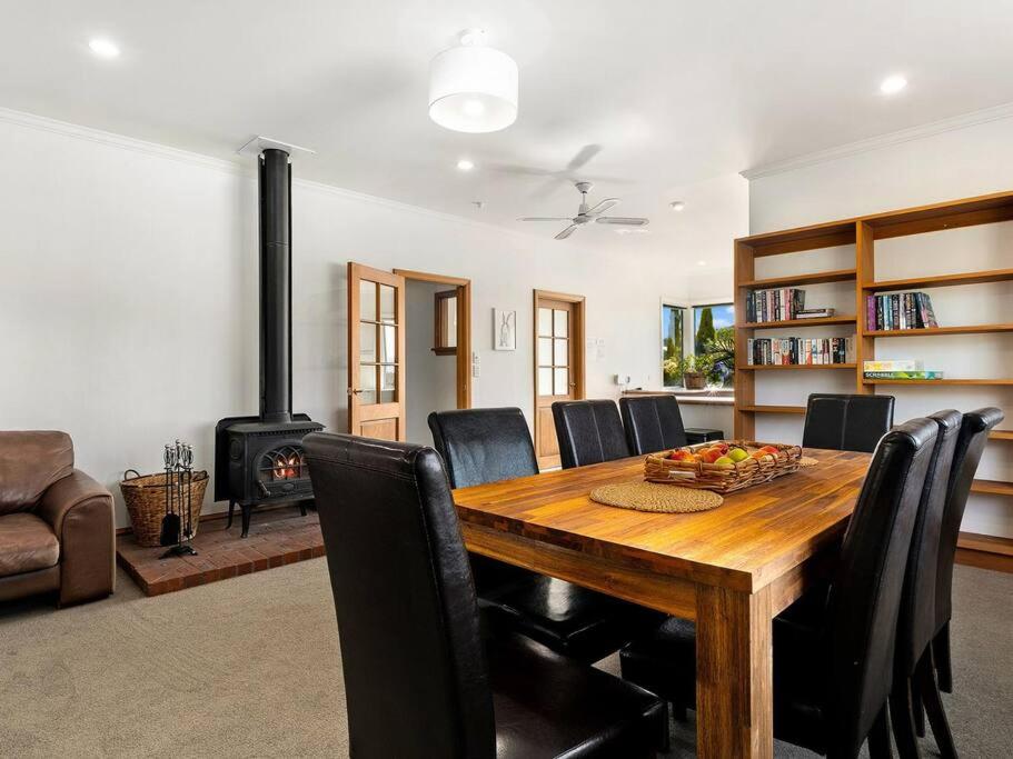 Wanaka close to town with large Outdoor living space Sleeps 9