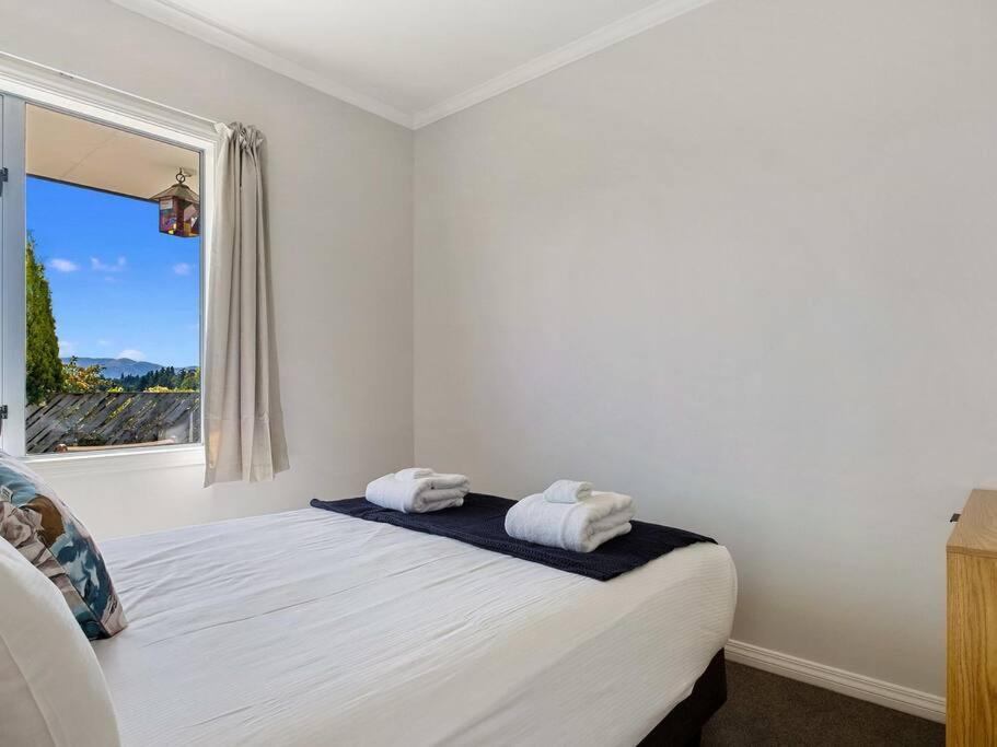 Wanaka close to town with large Outdoor living space Sleeps 9