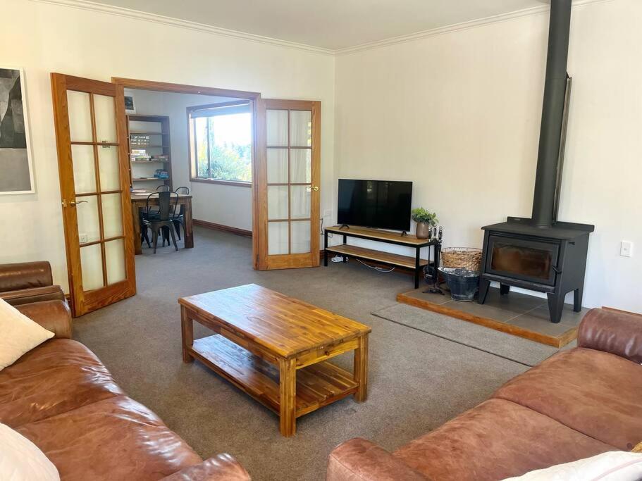 Wanaka close to town with large Outdoor living space Sleeps 9