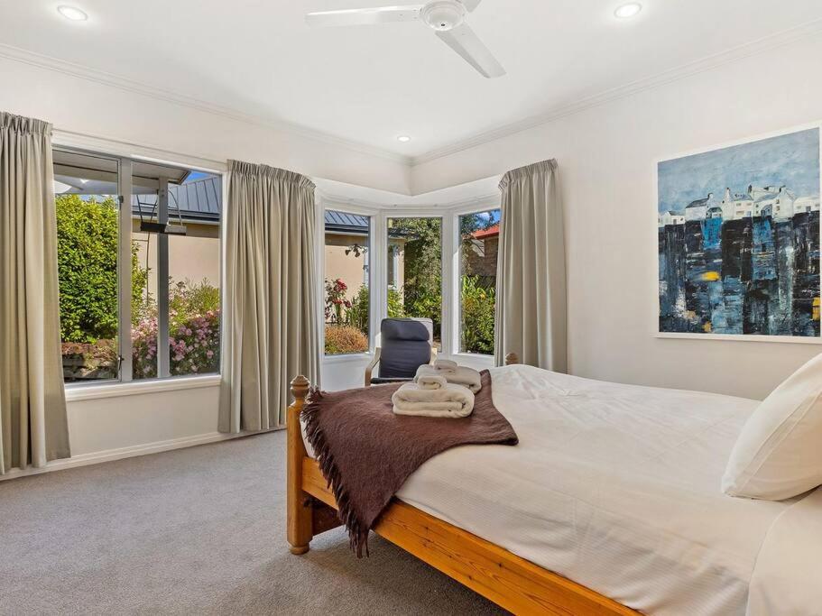 Wanaka close to town with large Outdoor living space Sleeps 9