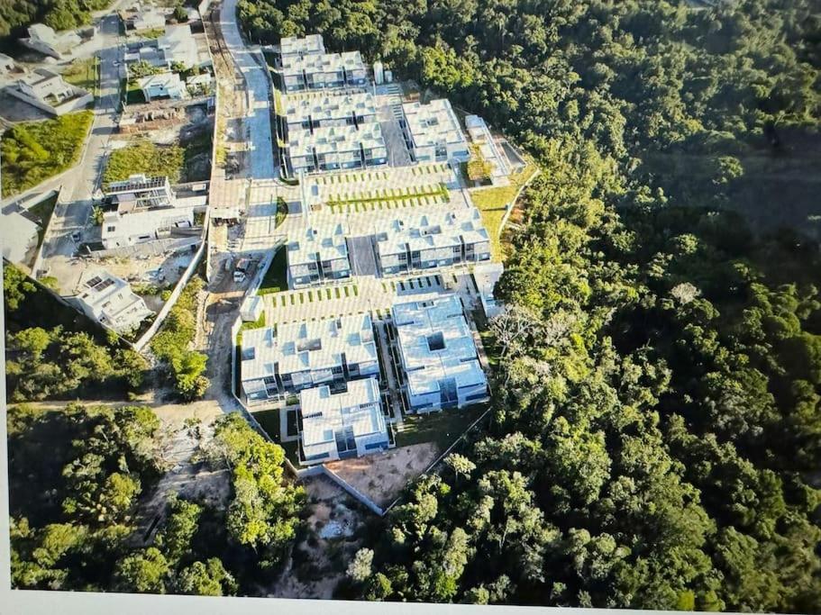 Aconchego da Alê em Porto, Ar condicionado e Piscina, Apartamento inteiro, Cozinha completa, Wifi, 02 Quartos confortáveis, travesseiro nasa , Colchão conf