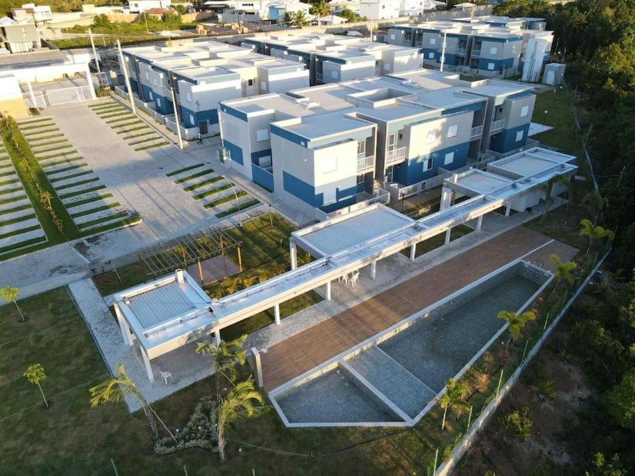 Aconchego da Alê em Porto, Ar condicionado e Piscina, Apartamento inteiro, Cozinha completa, Wifi, 02 Quartos confortáveis, travesseiro nasa , Colchão conf
