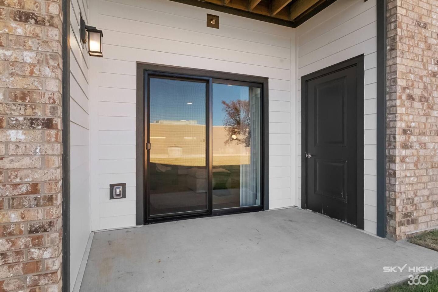 Deluxe 2BR Near Amp, Bike Culture & Walmart wPool