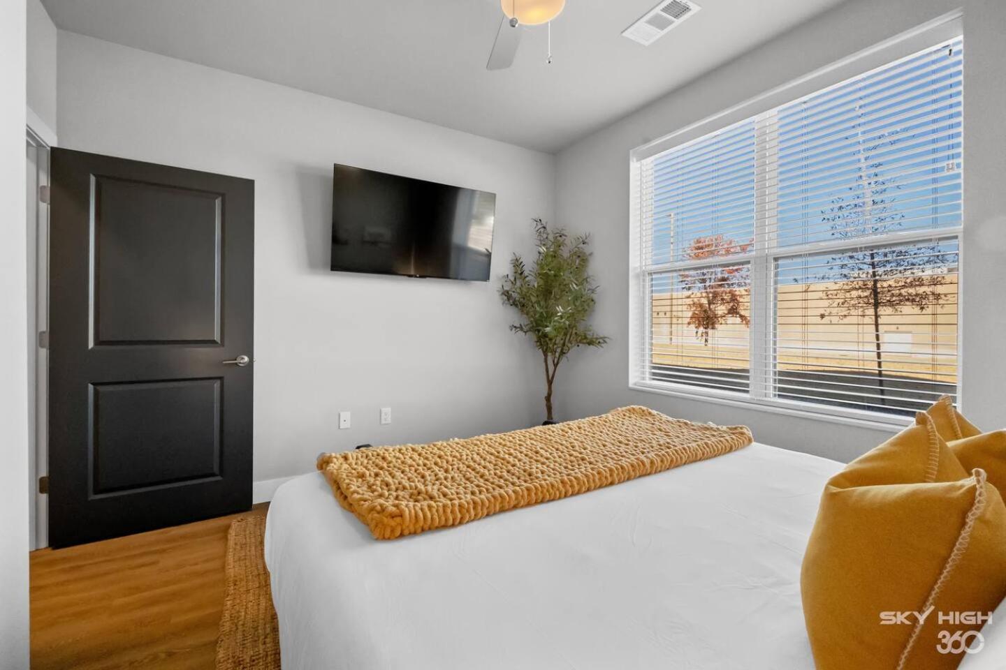 Deluxe 2BR Near Amp, Bike Culture & Walmart wPool