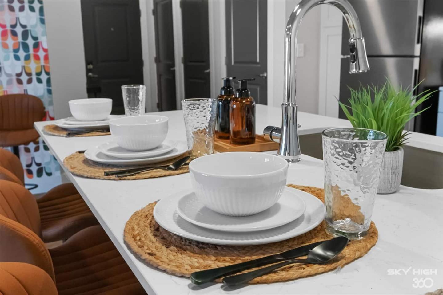Deluxe 2BR Near Amp, Bike Culture & Walmart wPool