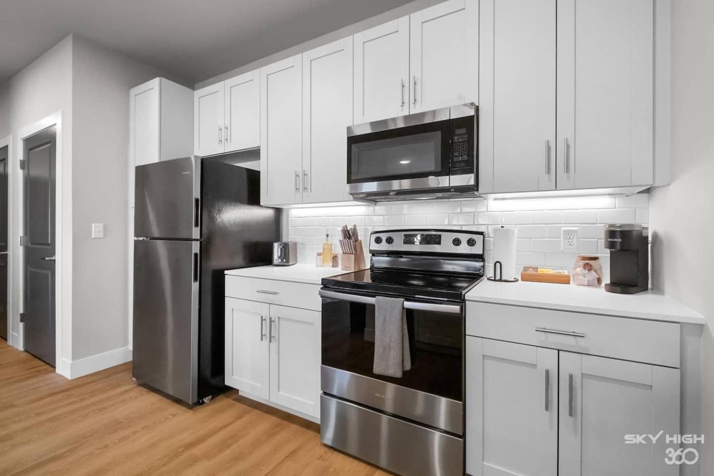 Deluxe 2BR Near Amp, Bike Culture & Walmart wPool