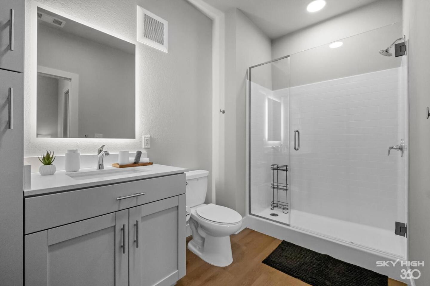 Deluxe 2BR Near Amp, Bike Culture & Walmart wPool