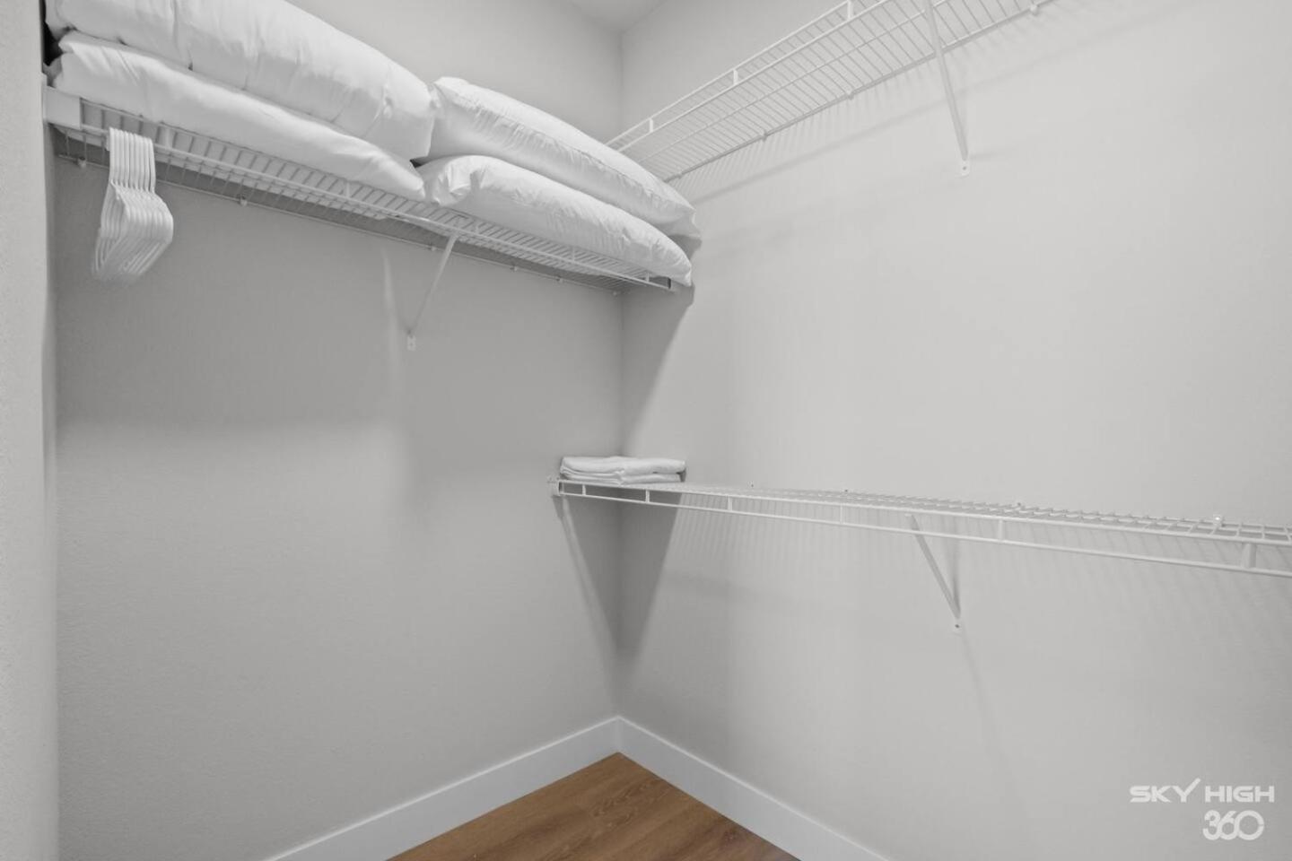 Deluxe 2BR Near Amp, Bike Culture & Walmart wPool