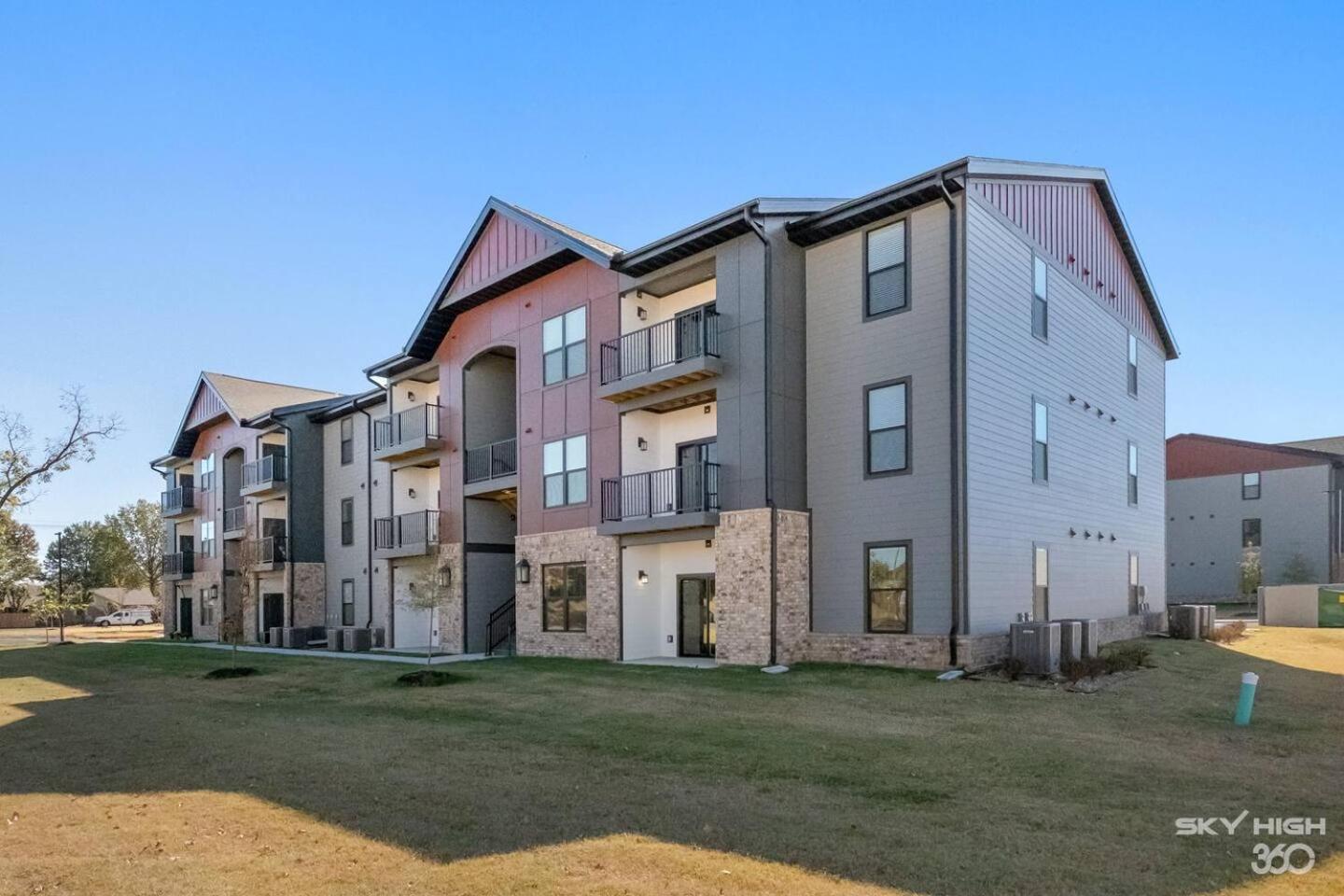 Deluxe 2BR Near Amp, Bike Culture & Walmart wPool