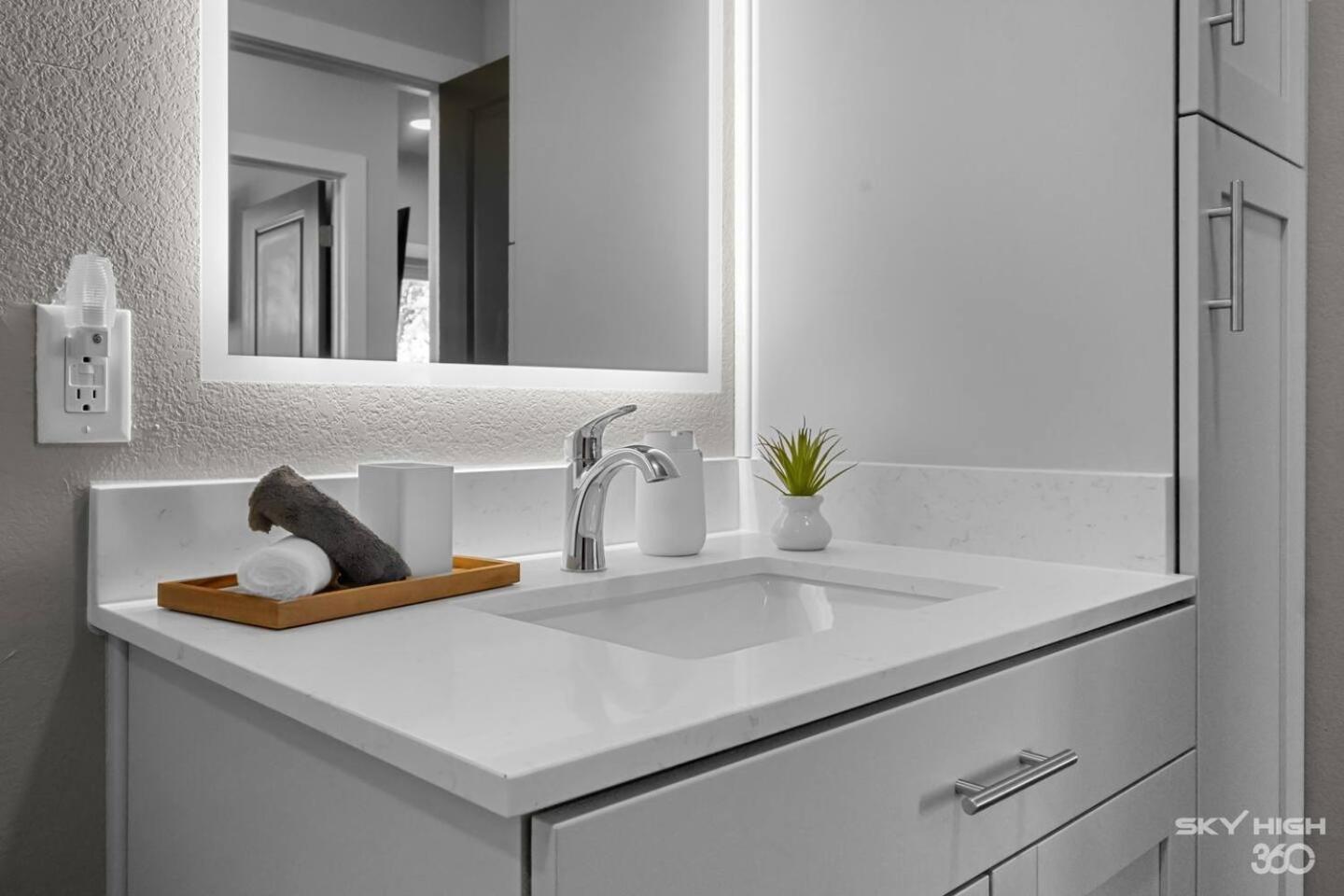 Deluxe 2BR Near Amp, Bike Culture & Walmart wPool