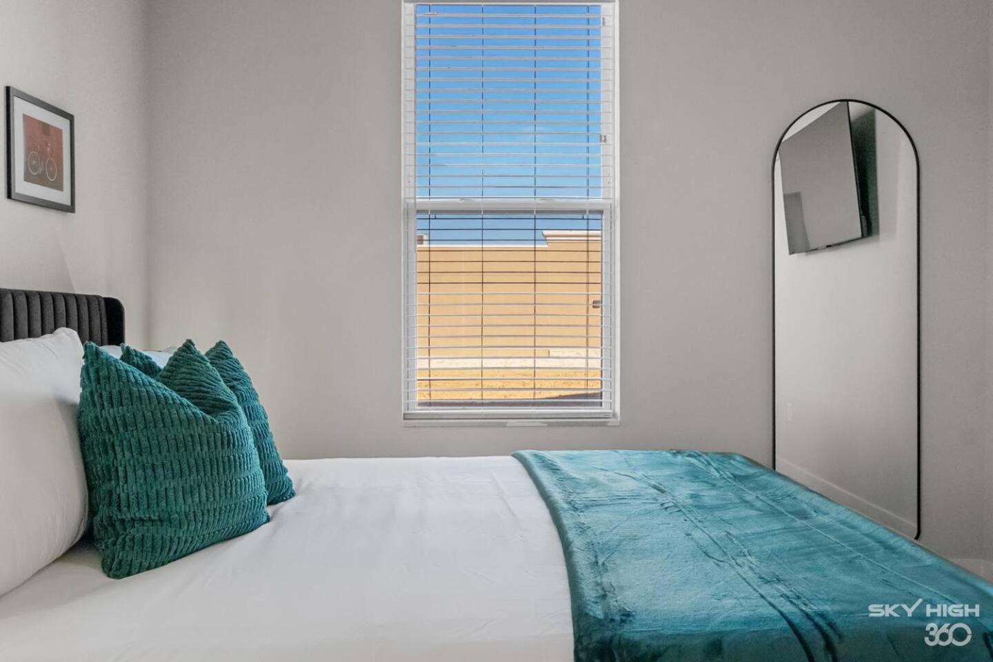 Deluxe 2BR Near Amp, Bike Culture & Walmart wPool