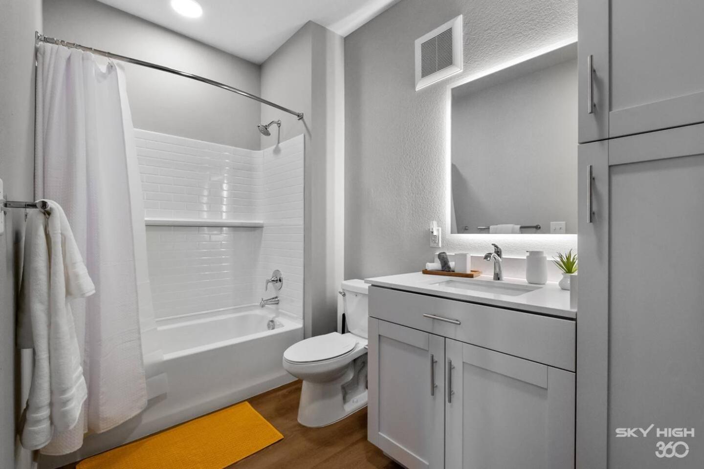 Deluxe 2BR Near Amp, Bike Culture & Walmart wPool