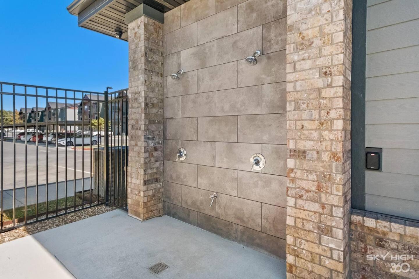 Deluxe 2BR Near Amp, Bike Culture & Walmart wPool