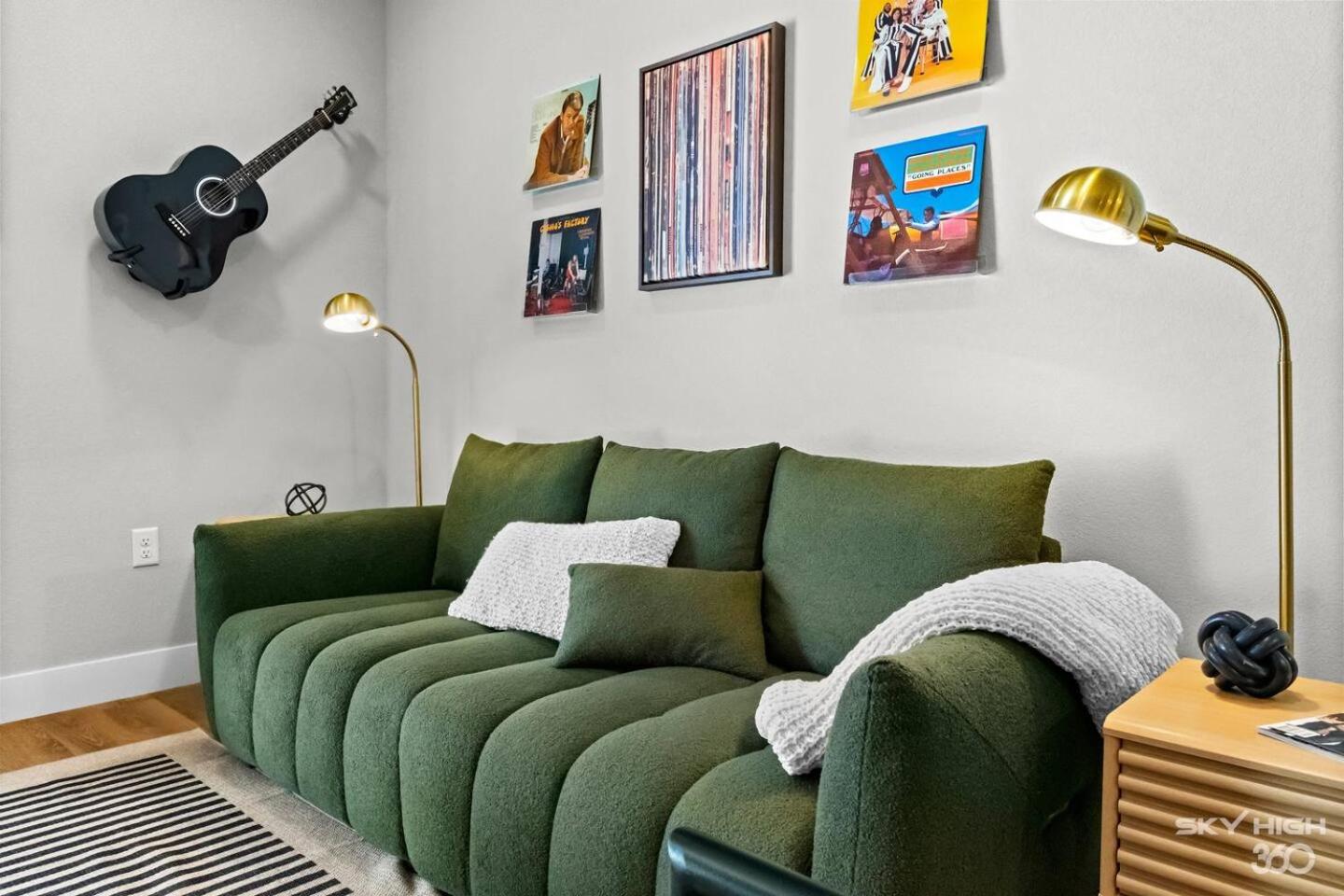 Music Themed 2-King Bds, Pool, No Cleaning Fee