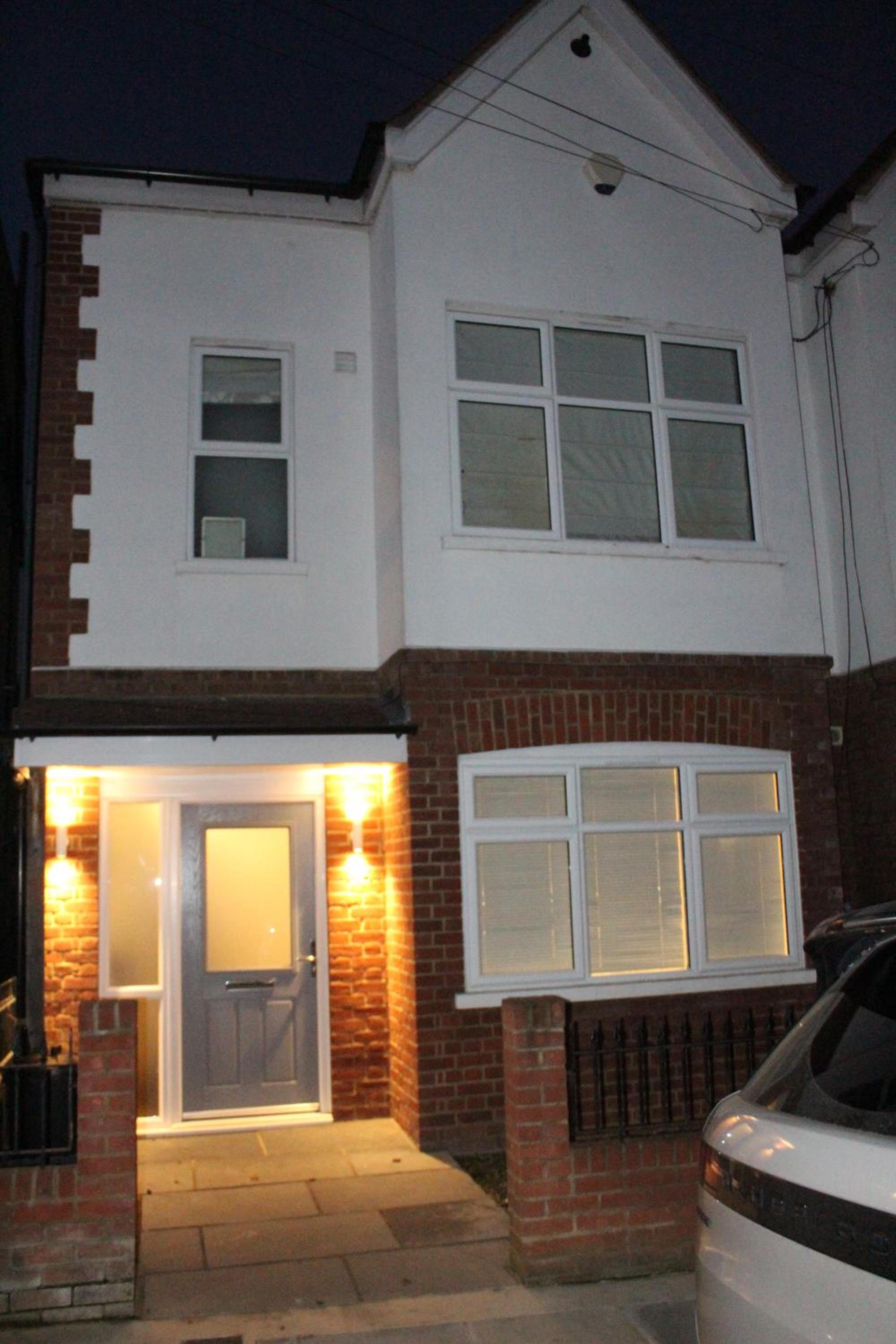 Stylish 4 bedroom house in Twickenham view 3