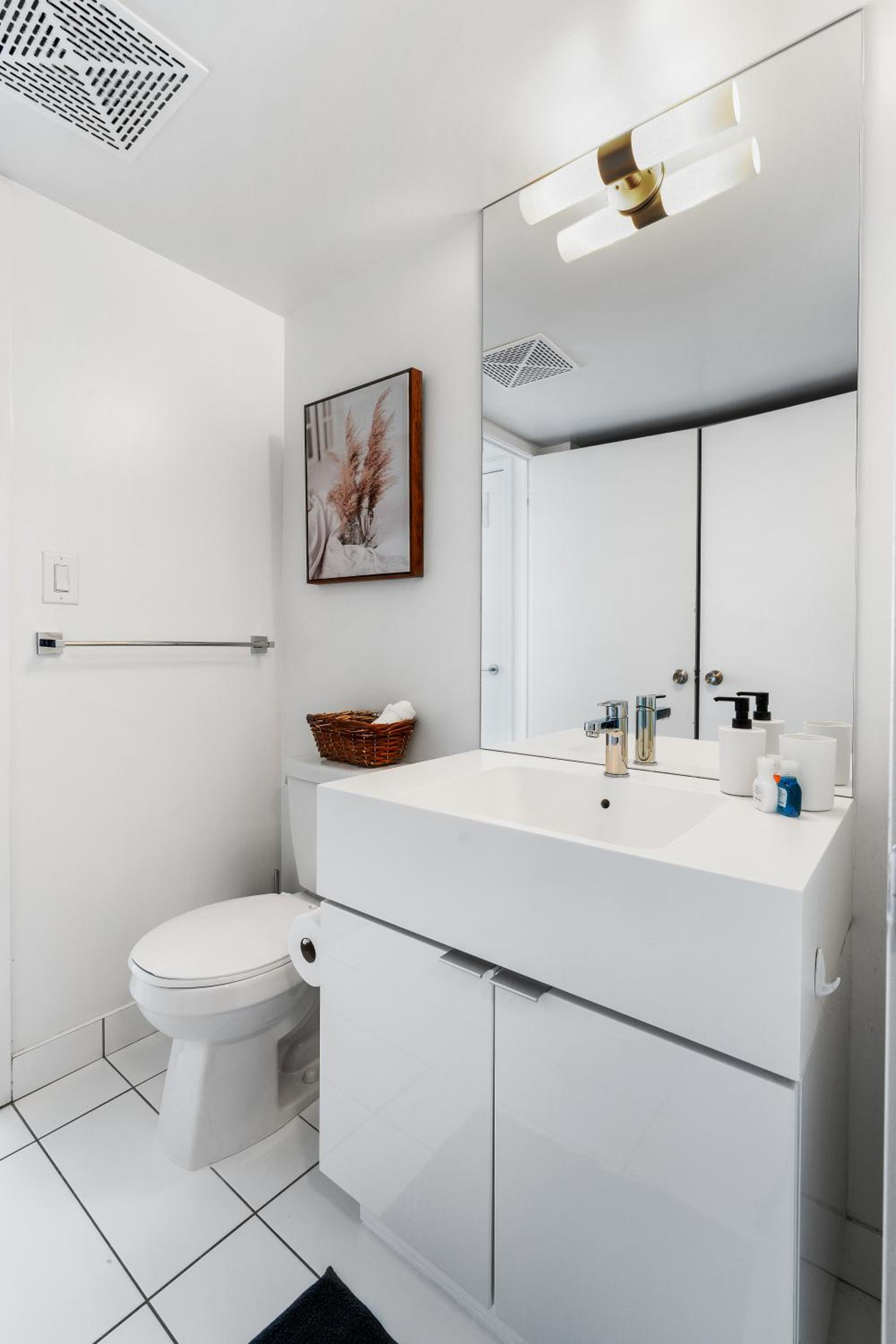 Exquisite condos by CN Tower with parking