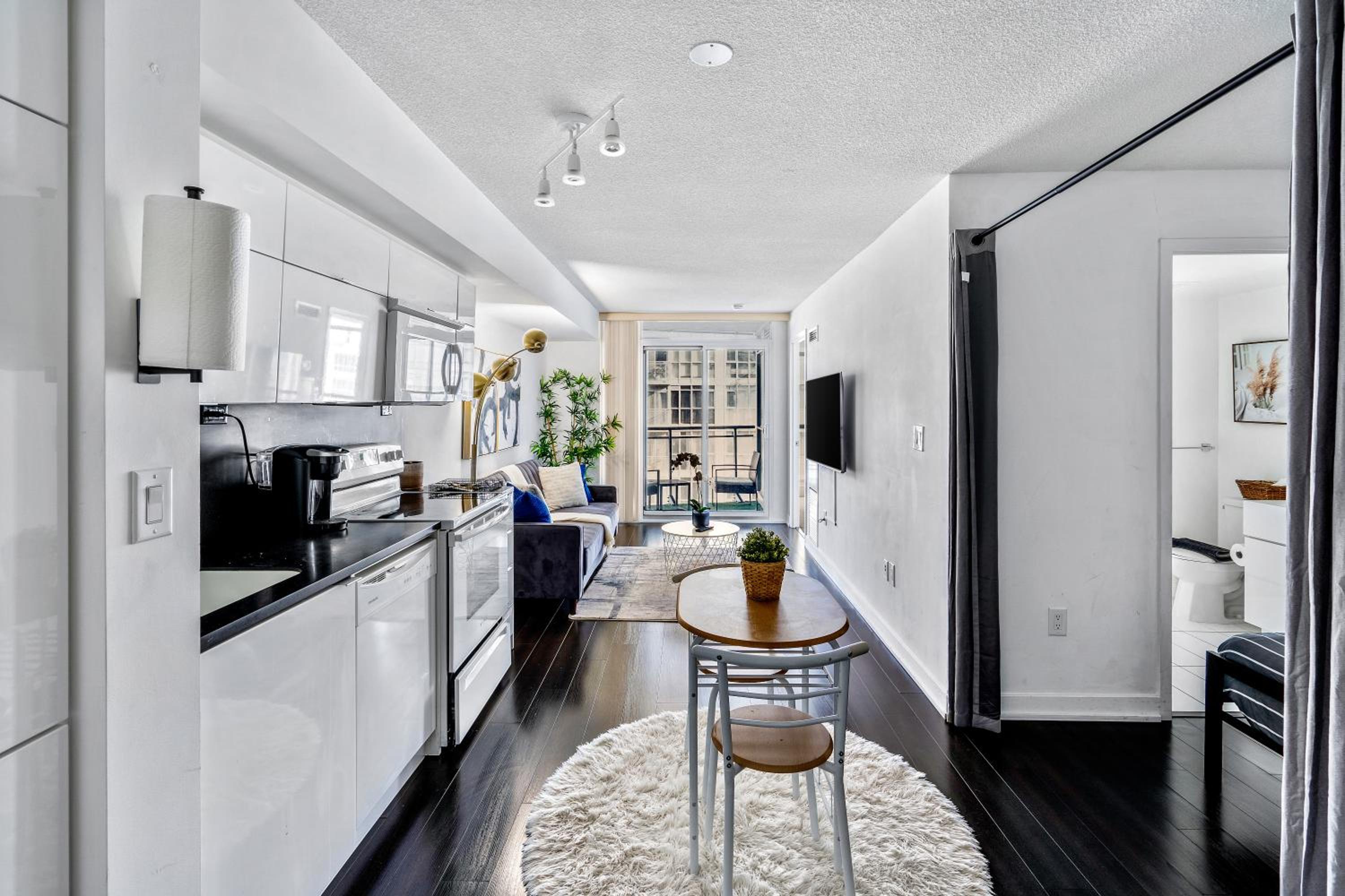 Exquisite condos by CN Tower with parking