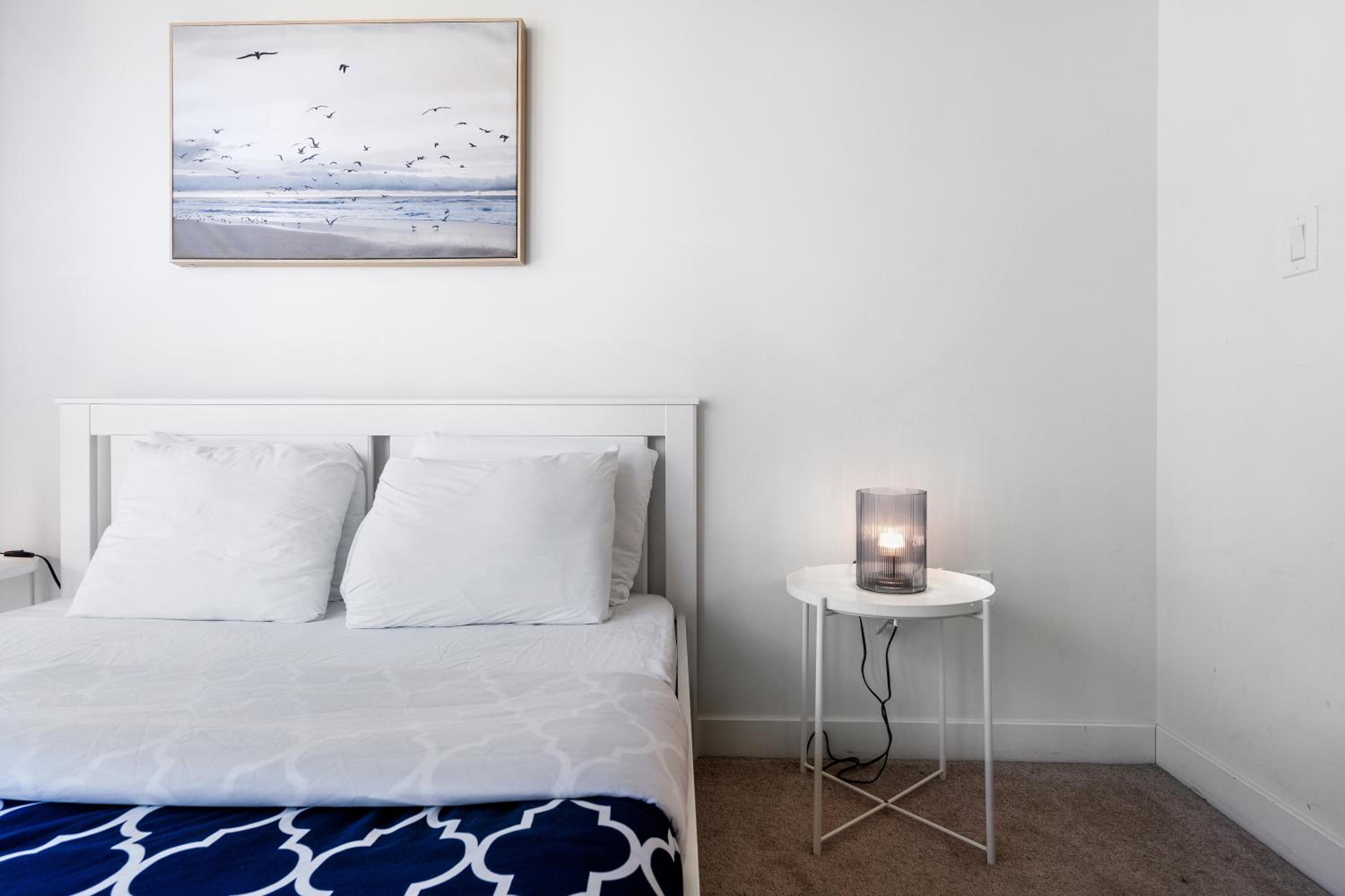 Exquisite condos by CN Tower with parking