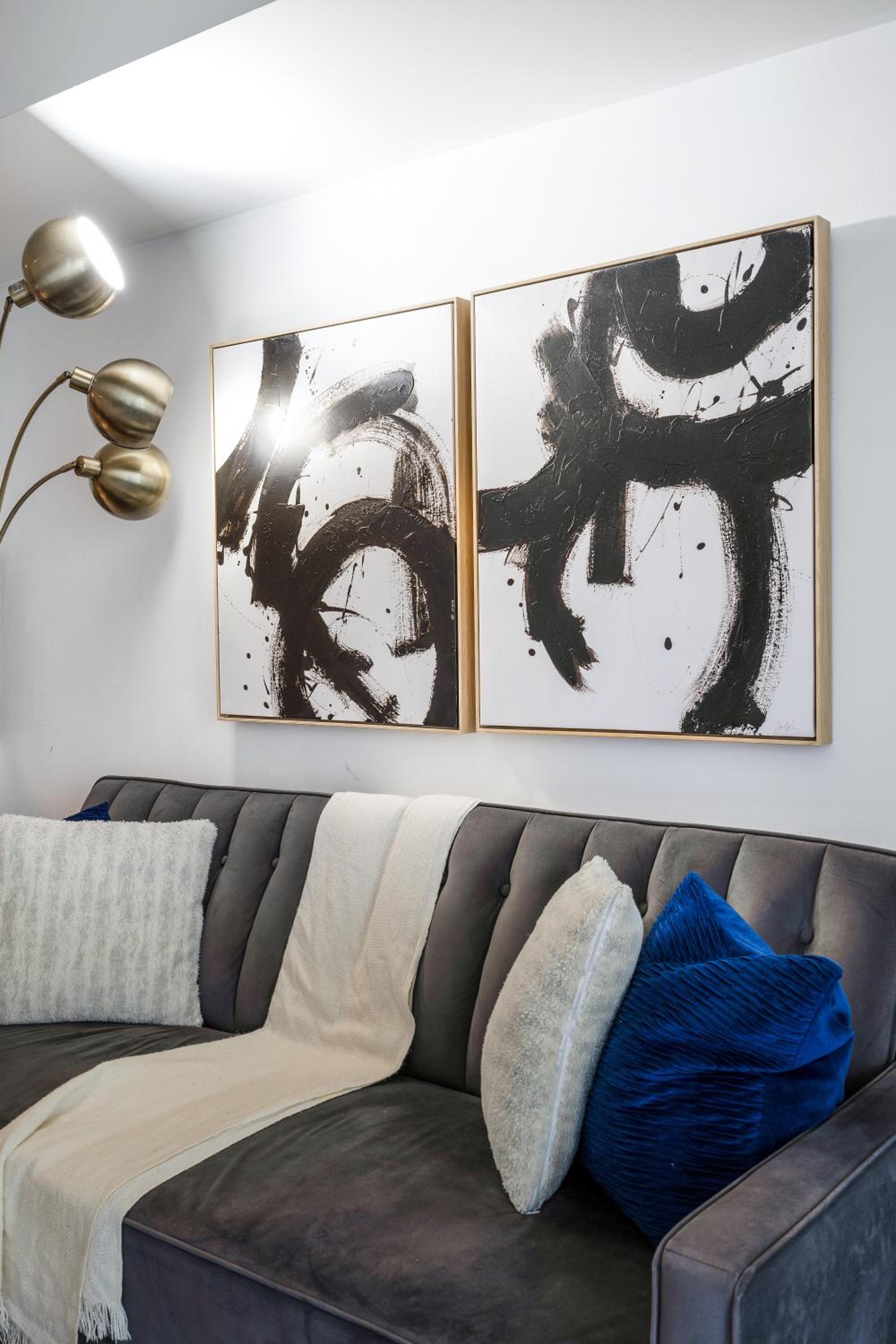 Exquisite condos by CN Tower with parking