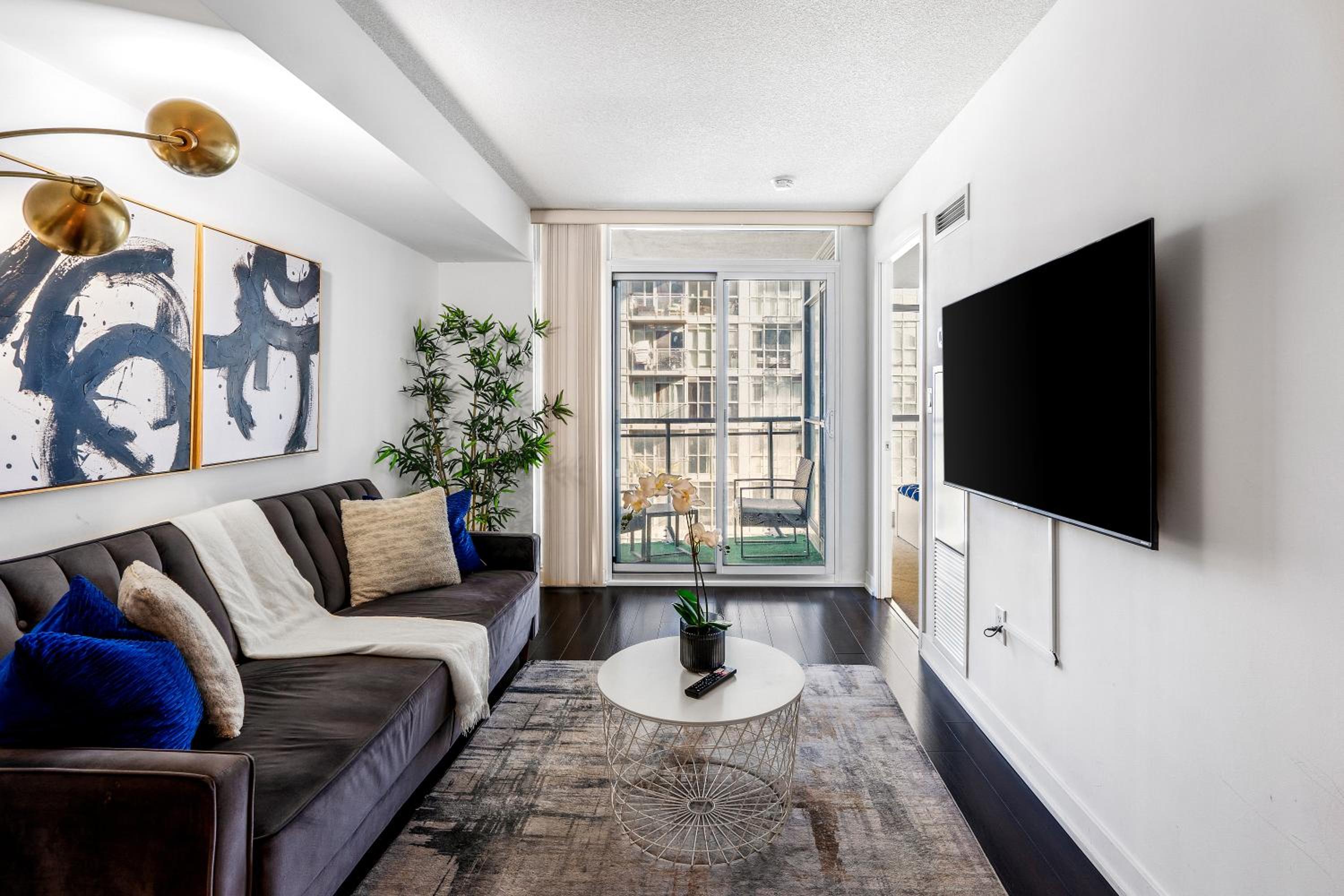 Exquisite condos by CN Tower with parking