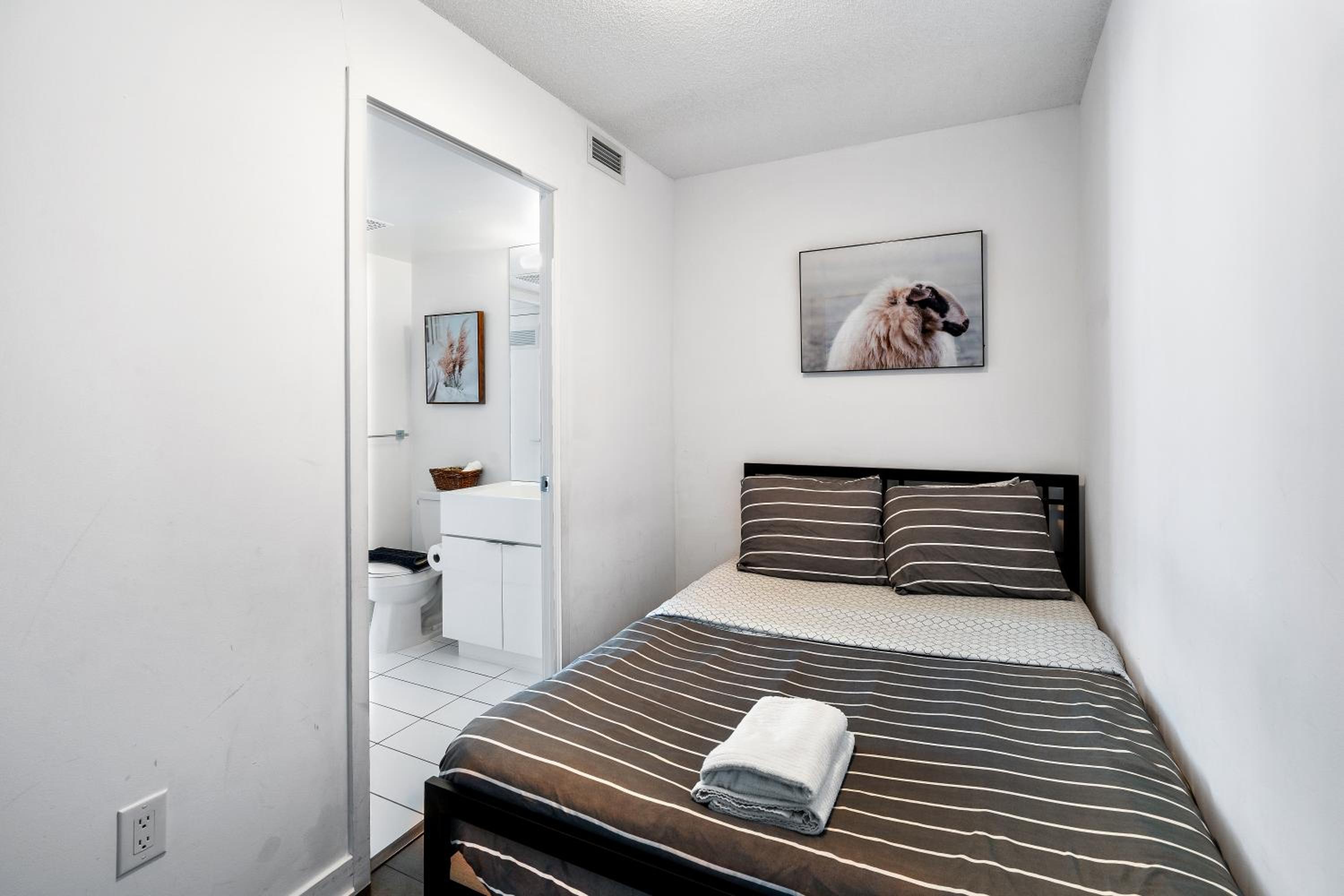 Exquisite condos by CN Tower with parking