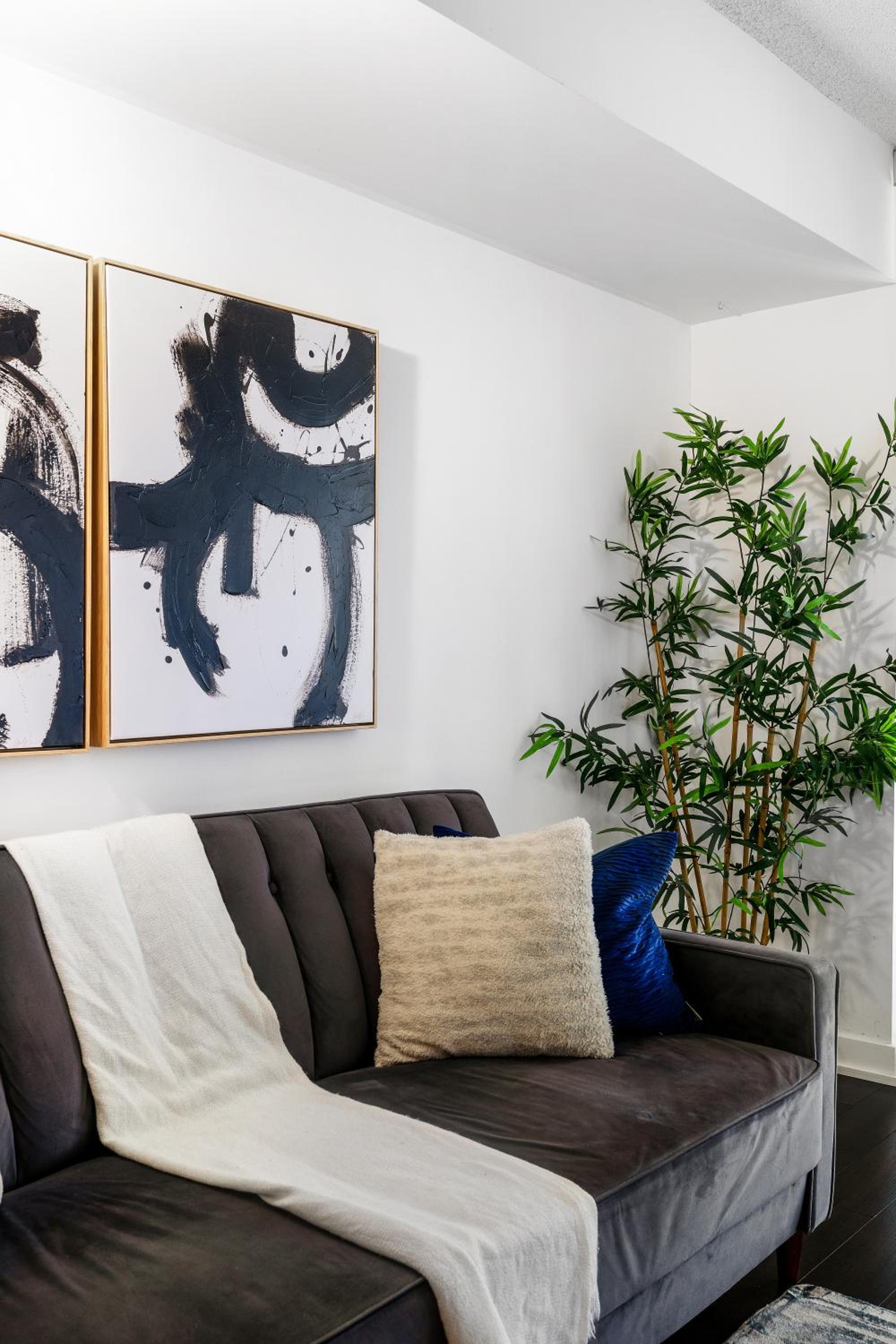 Exquisite condos by CN Tower with parking