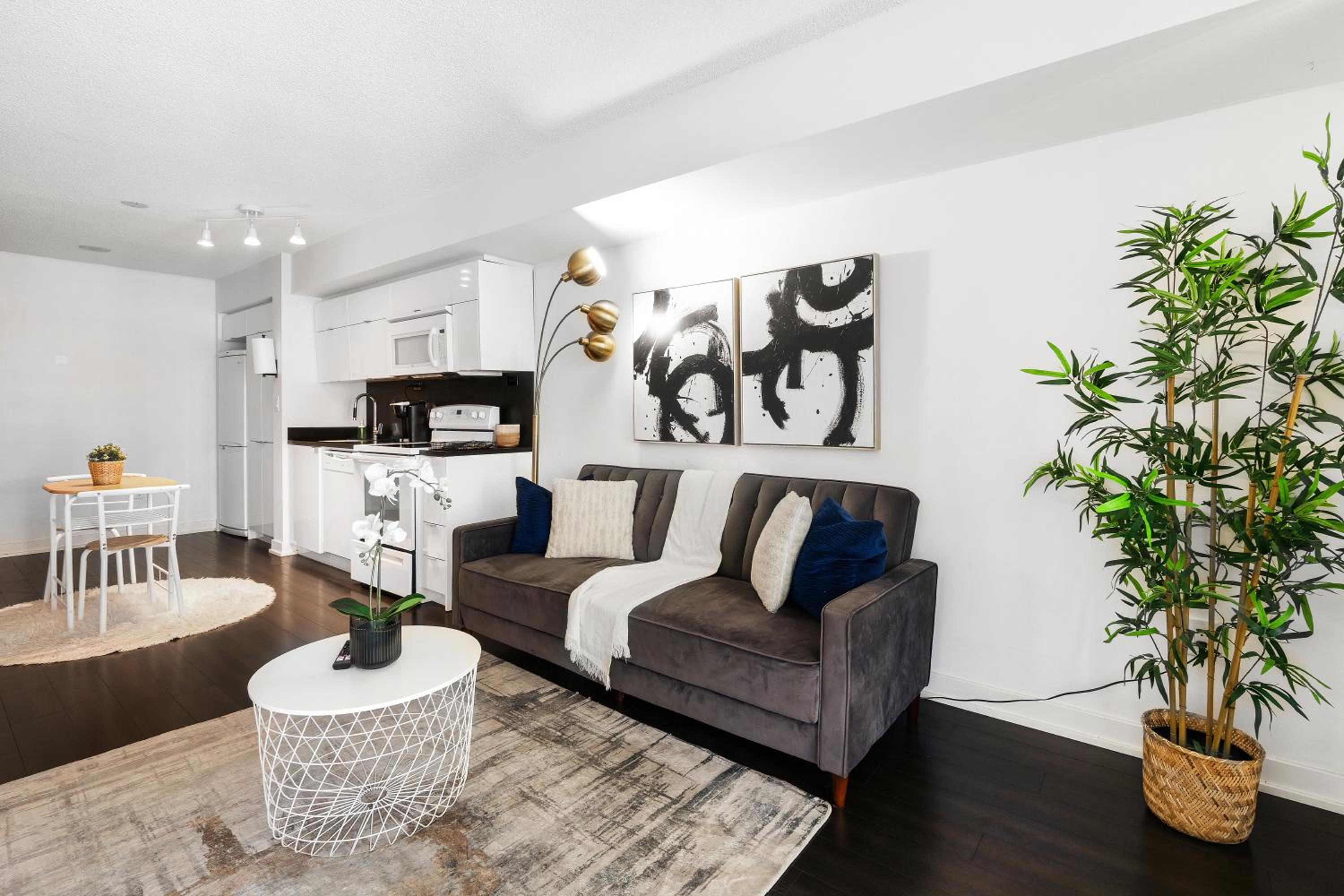 Exquisite condos by CN Tower with parking