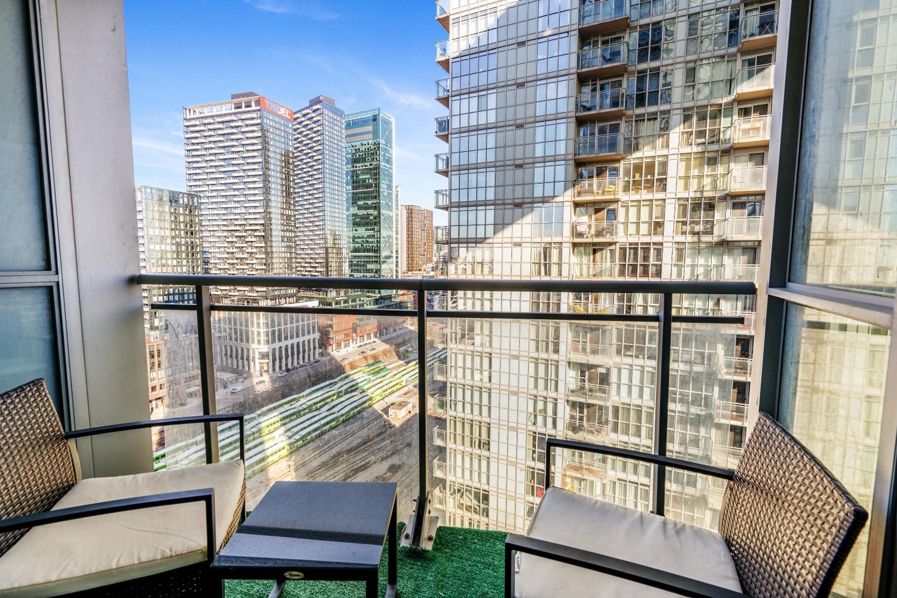Exquisite condos by CN Tower with parking