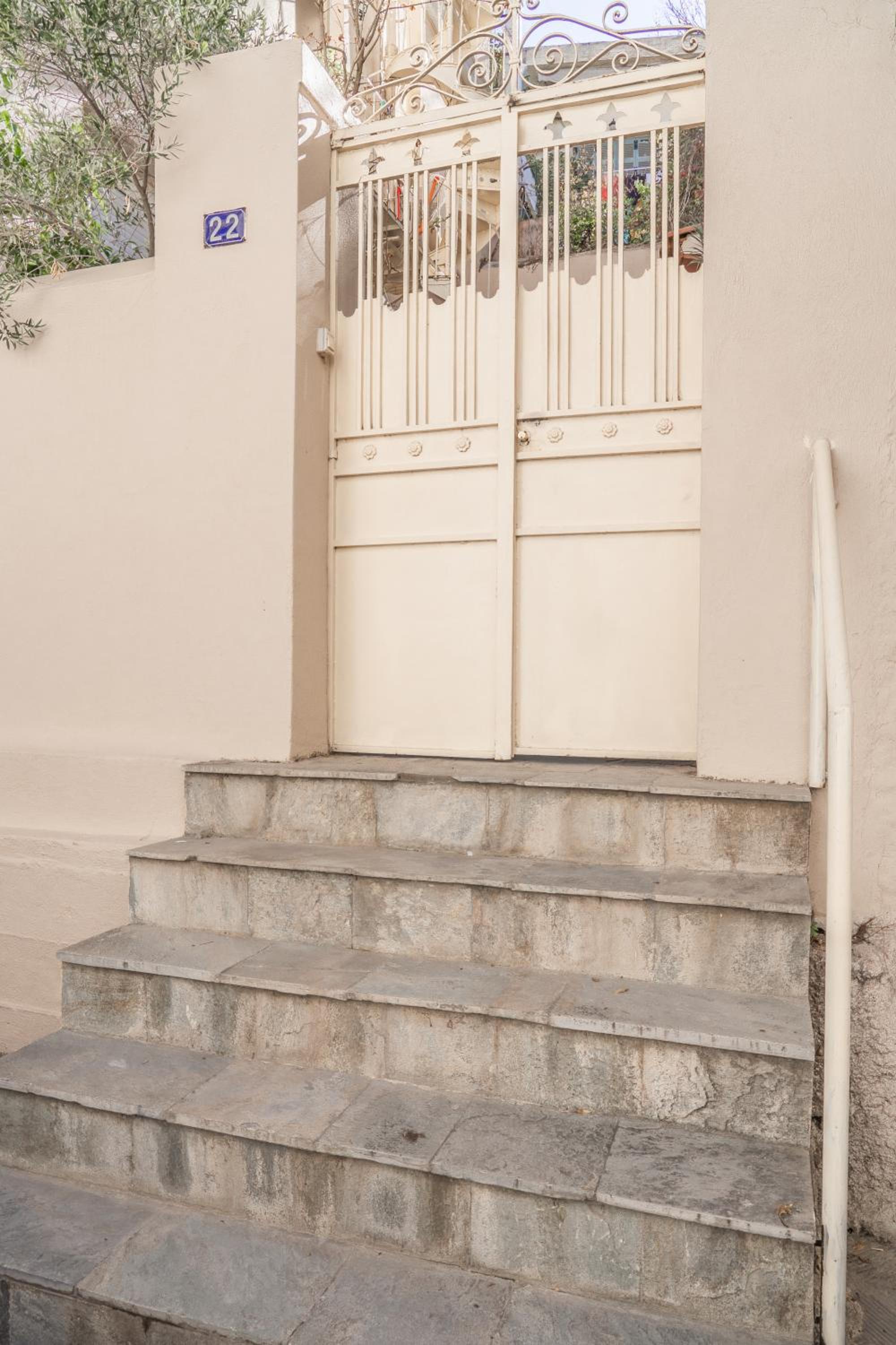 1 BD Lycabettus Neoclassic House by Live&Travel