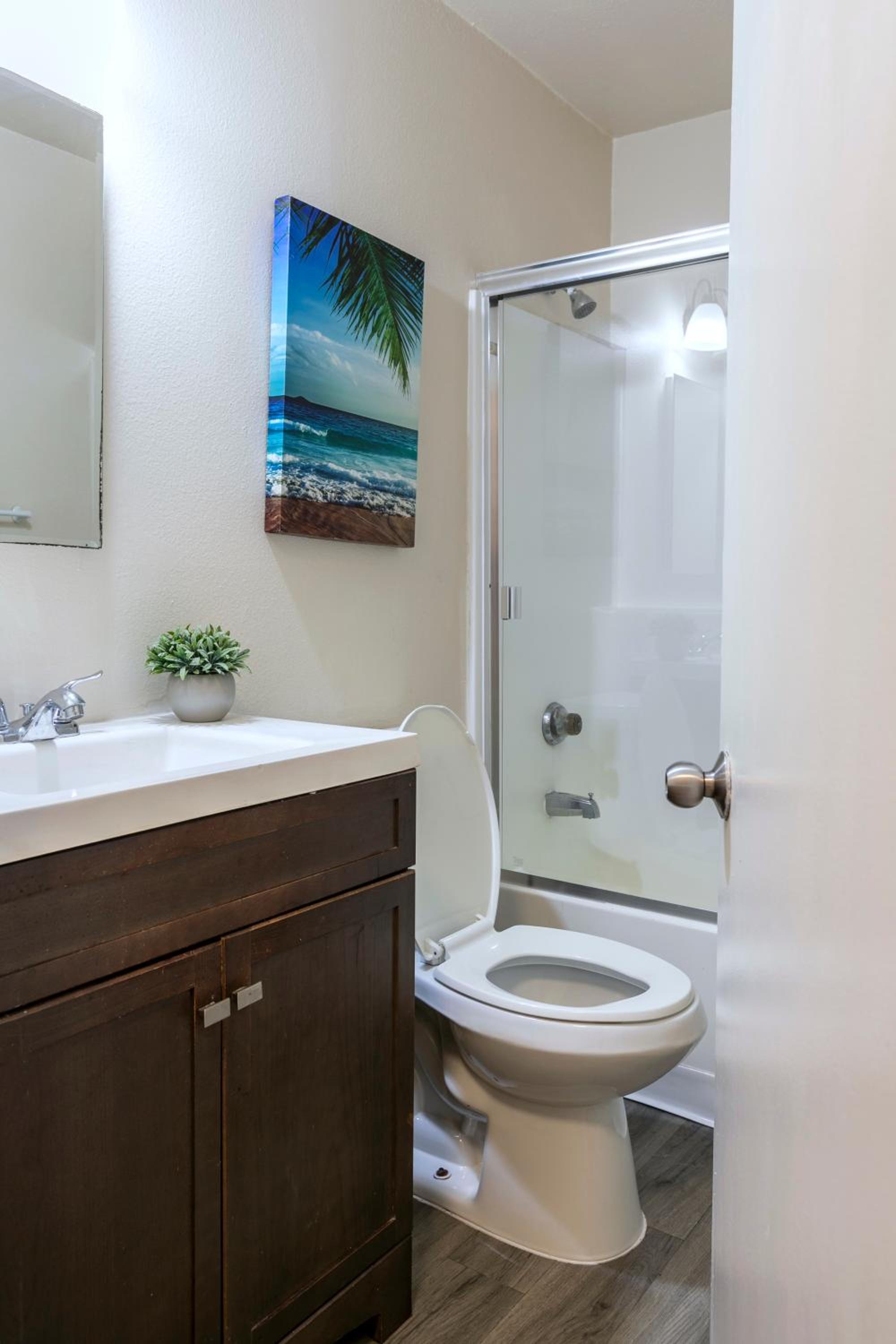 Cozy Central 2BDR - Entertainment, Sports, Restaurants and more!