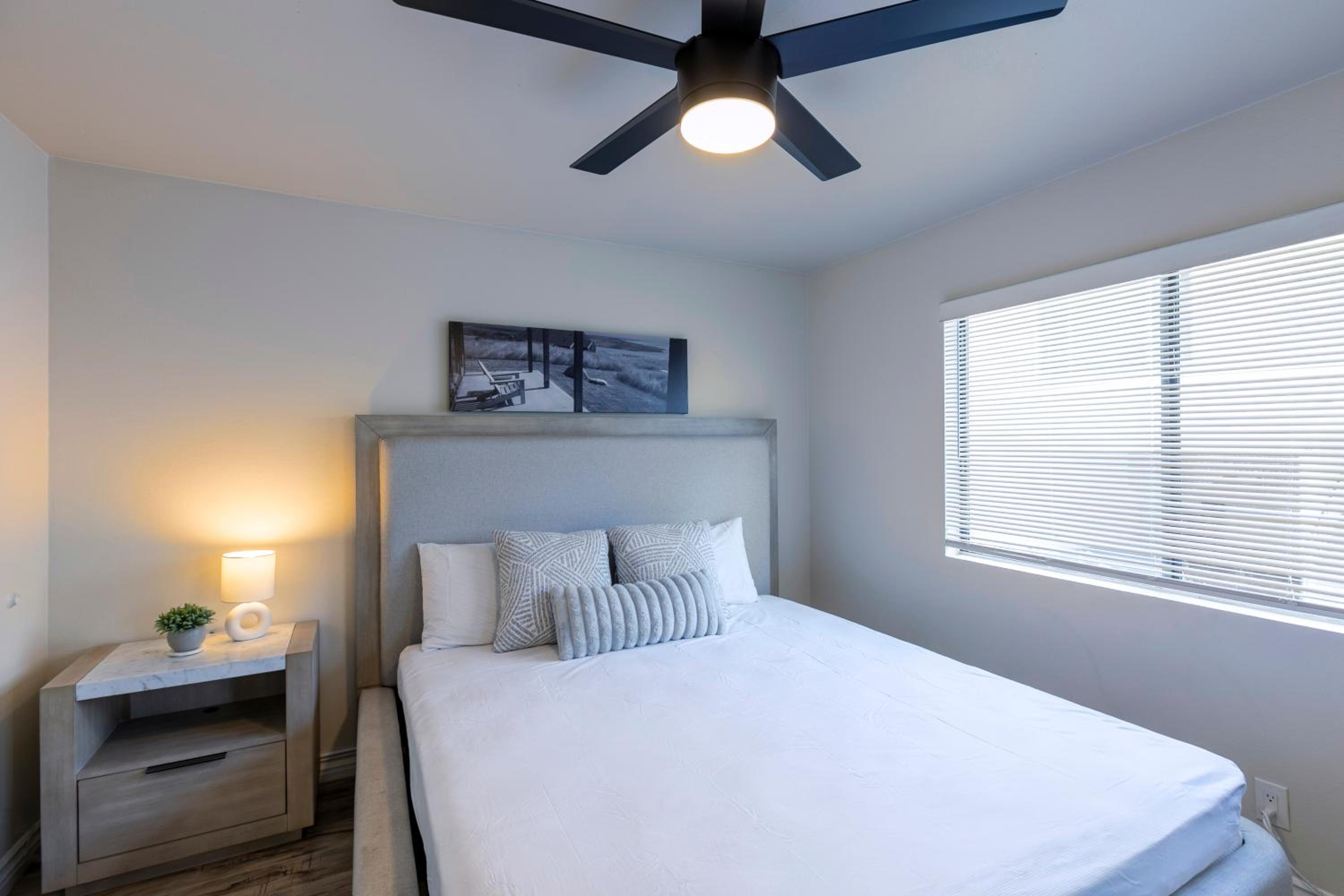 Cozy Central 2BDR - Entertainment, Sports, Restaurants and more!
