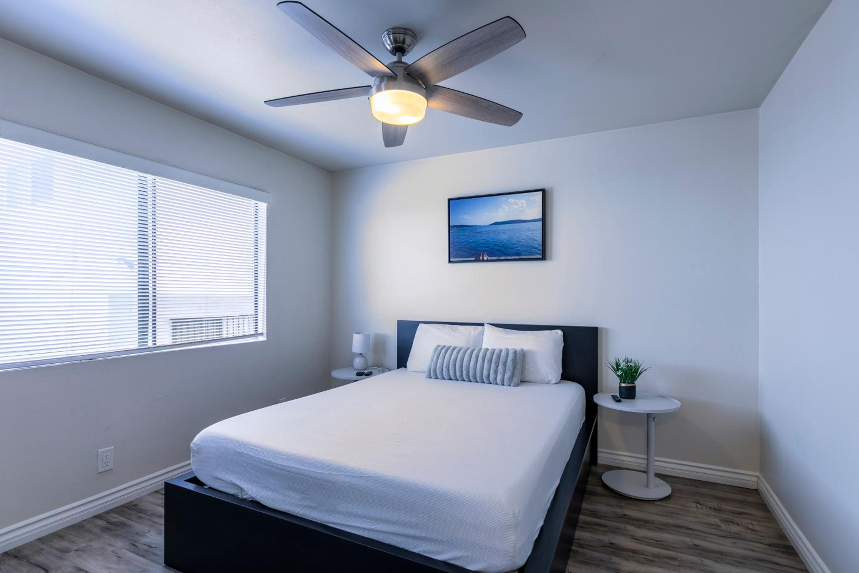Cozy Central 2BDR - Entertainment, Sports, Restaurants and more!