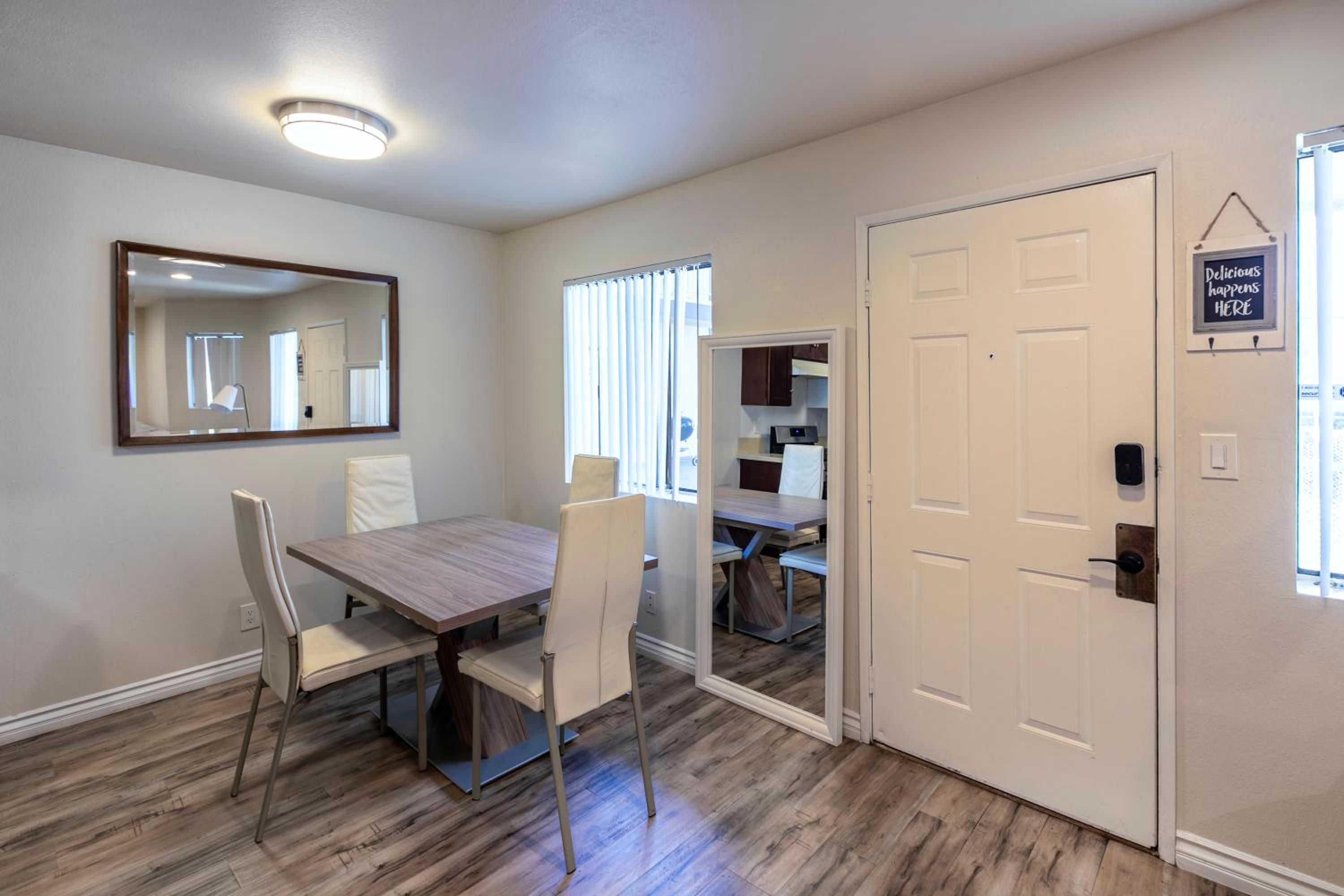Cozy Central 2BDR - Entertainment, Sports, Restaurants and more!