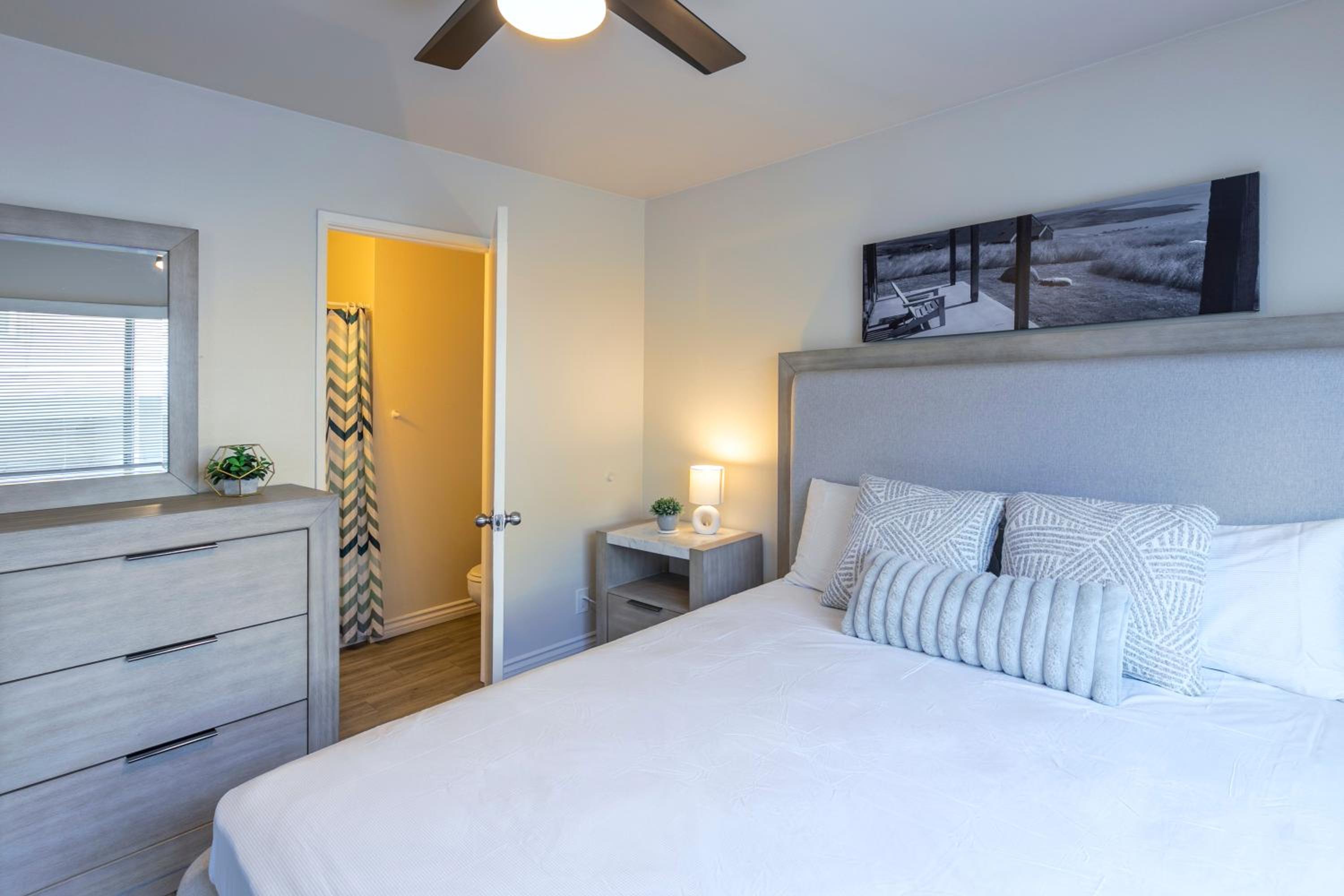 Cozy Central 2BDR - Entertainment, Sports, Restaurants and more!