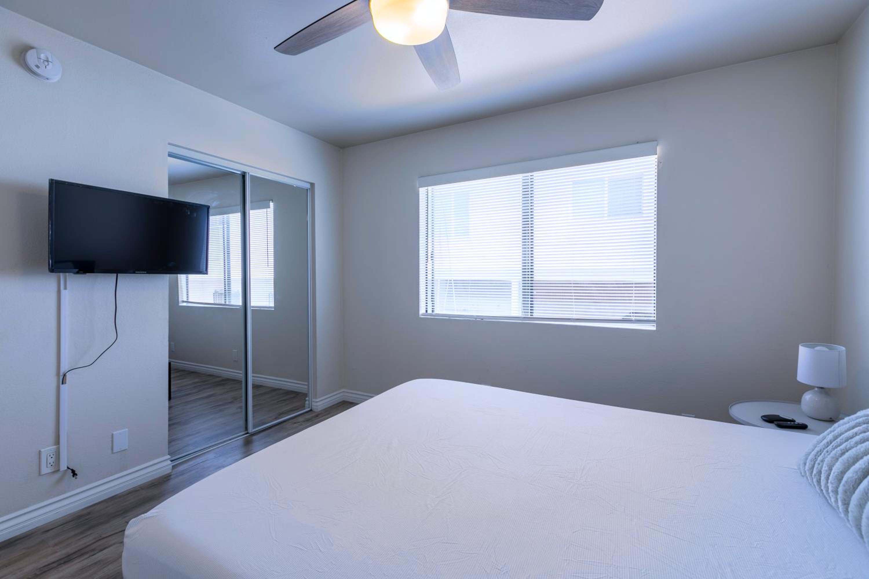 Cozy Central 2BDR - Entertainment, Sports, Restaurants and more!