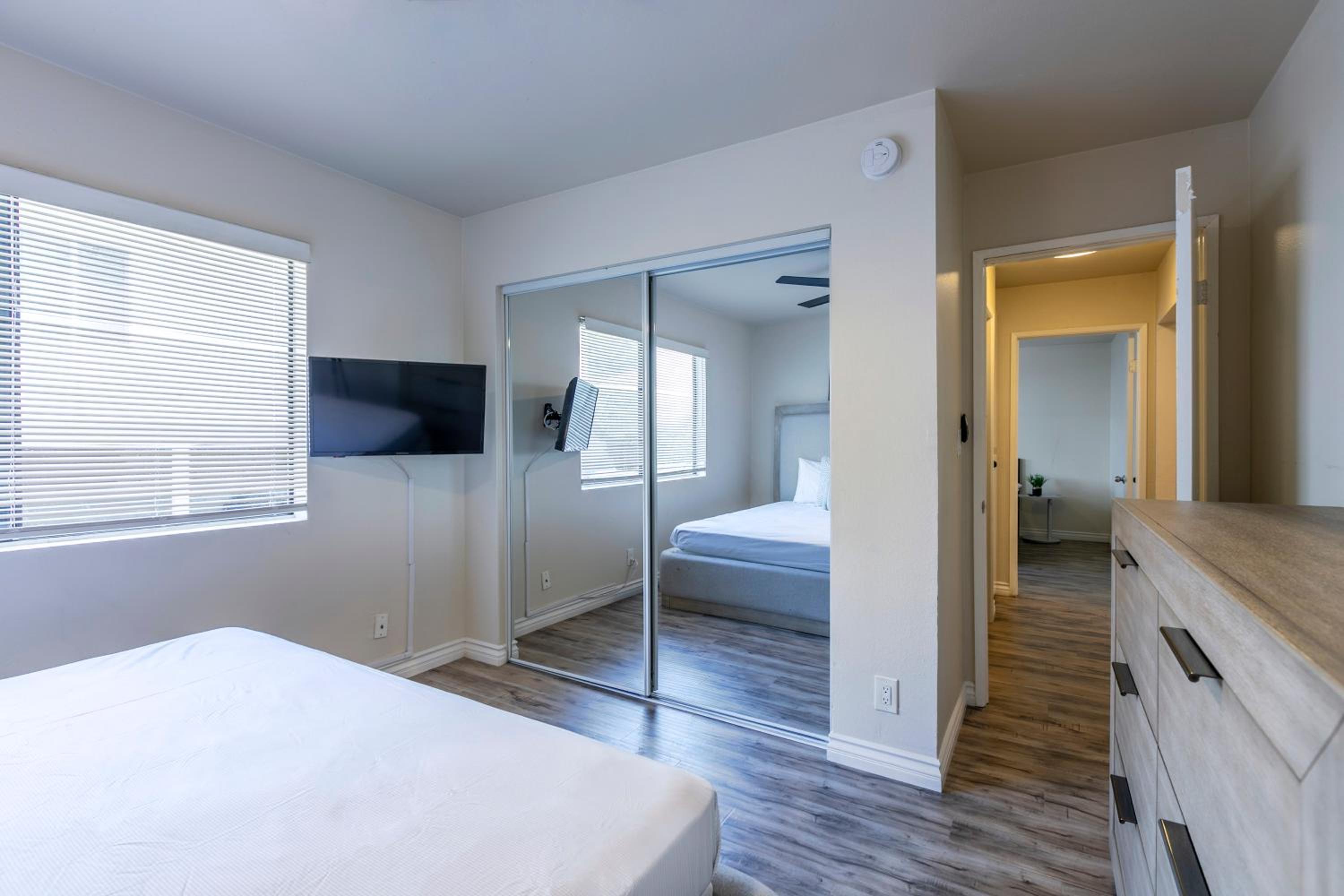 Cozy Central 2BDR - Entertainment, Sports, Restaurants and more!