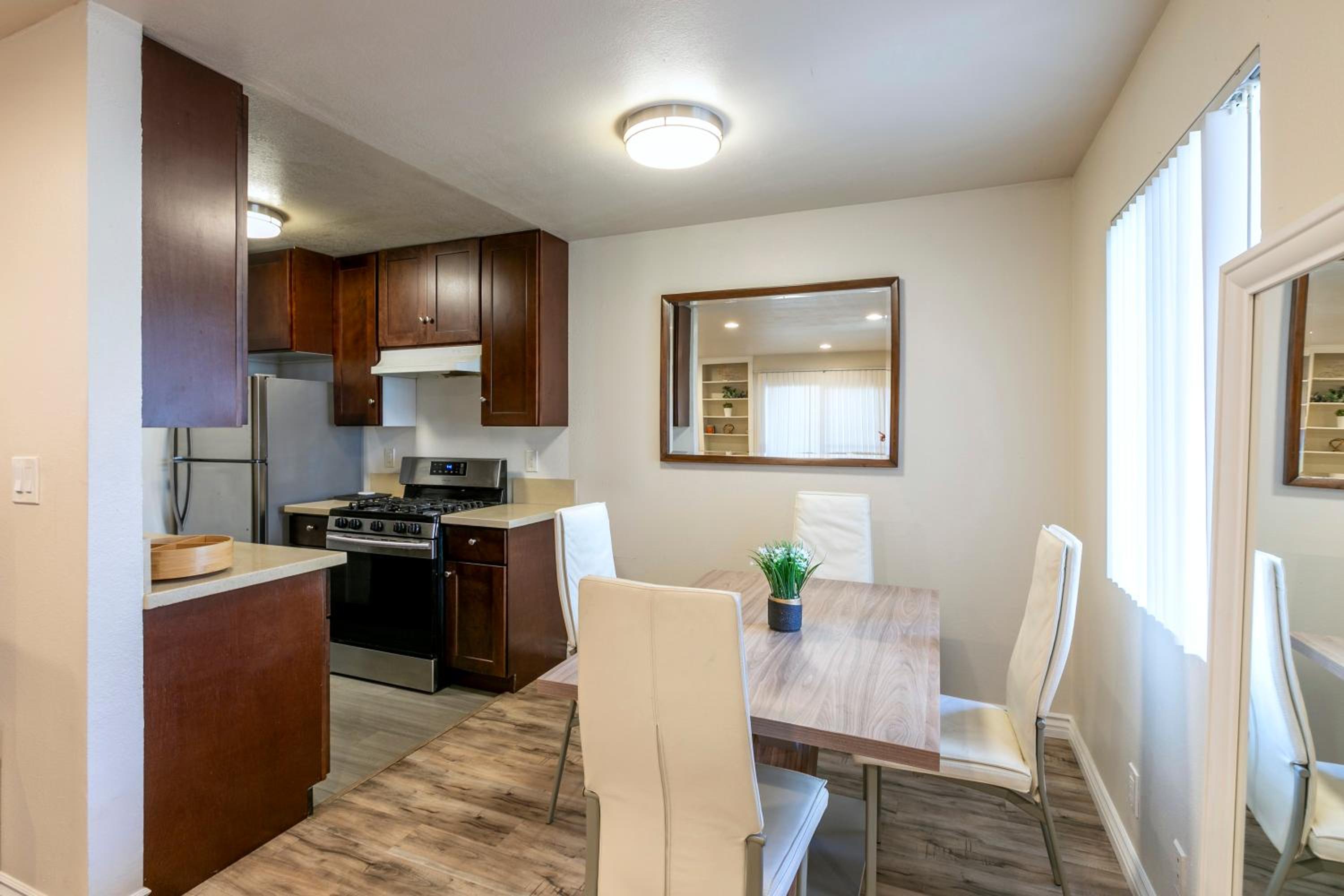 Cozy Central 2BDR - Entertainment, Sports, Restaurants and more!