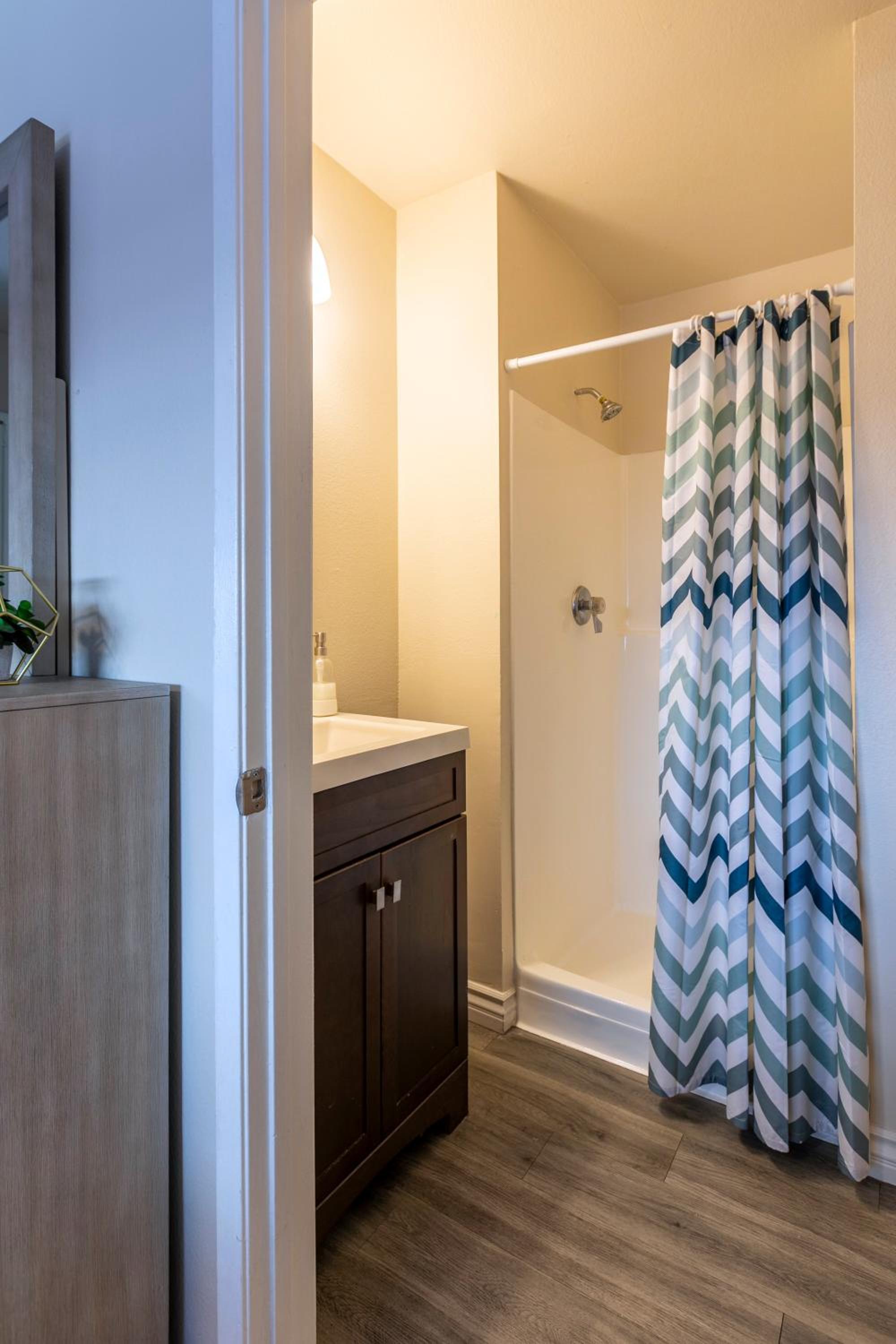 Cozy Central 2BDR - Entertainment, Sports, Restaurants and more!